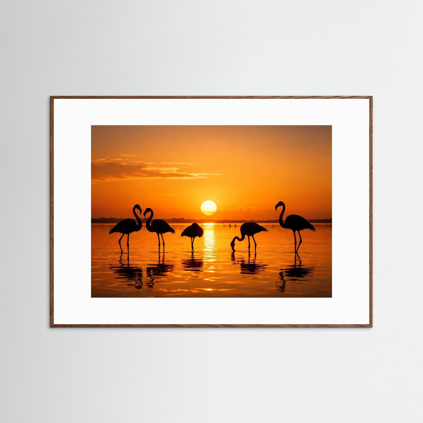 Poster im Querformat: Flamingos am See bei Sonnenuntergang, naturfarbener Holzrahmen