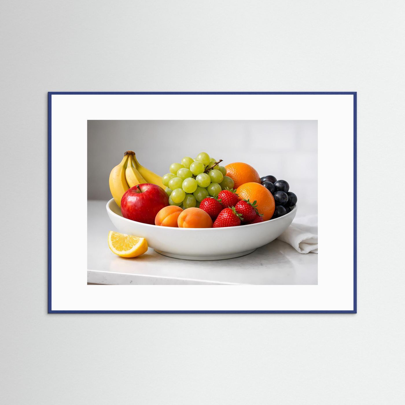 Obstposter im Querformat mit blauem Rahmen: weiße Schüssel mit Banane, Trauben, Beeren