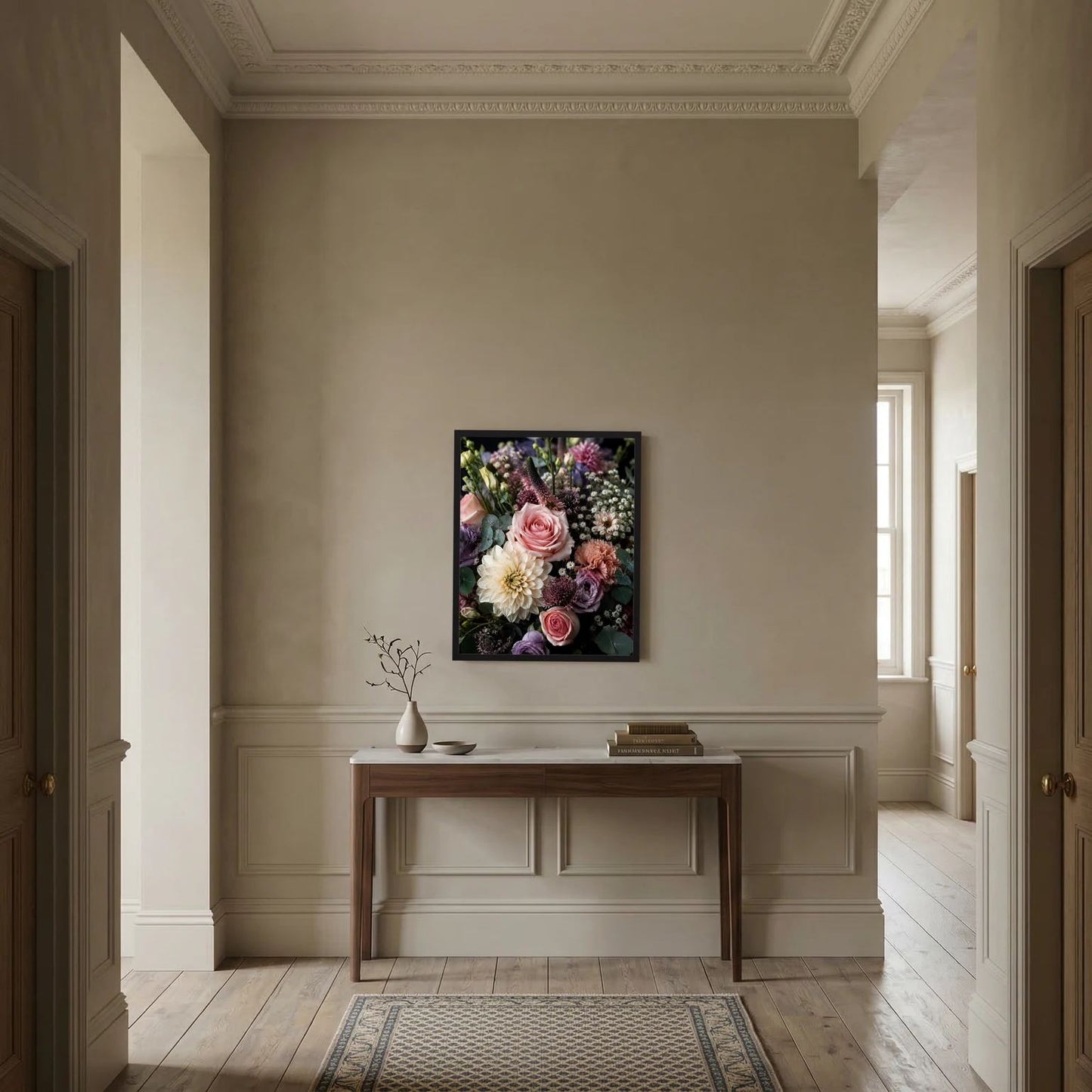 Florales Blumenposter mit Rosen und weißen Blüten im schwarzen Rahmen in einer Nische