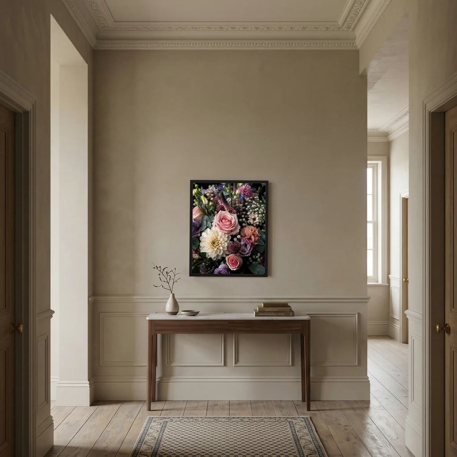 Florales Blumenposter mit Rosen und weißen Blüten im schwarzen Rahmen in einer Nische