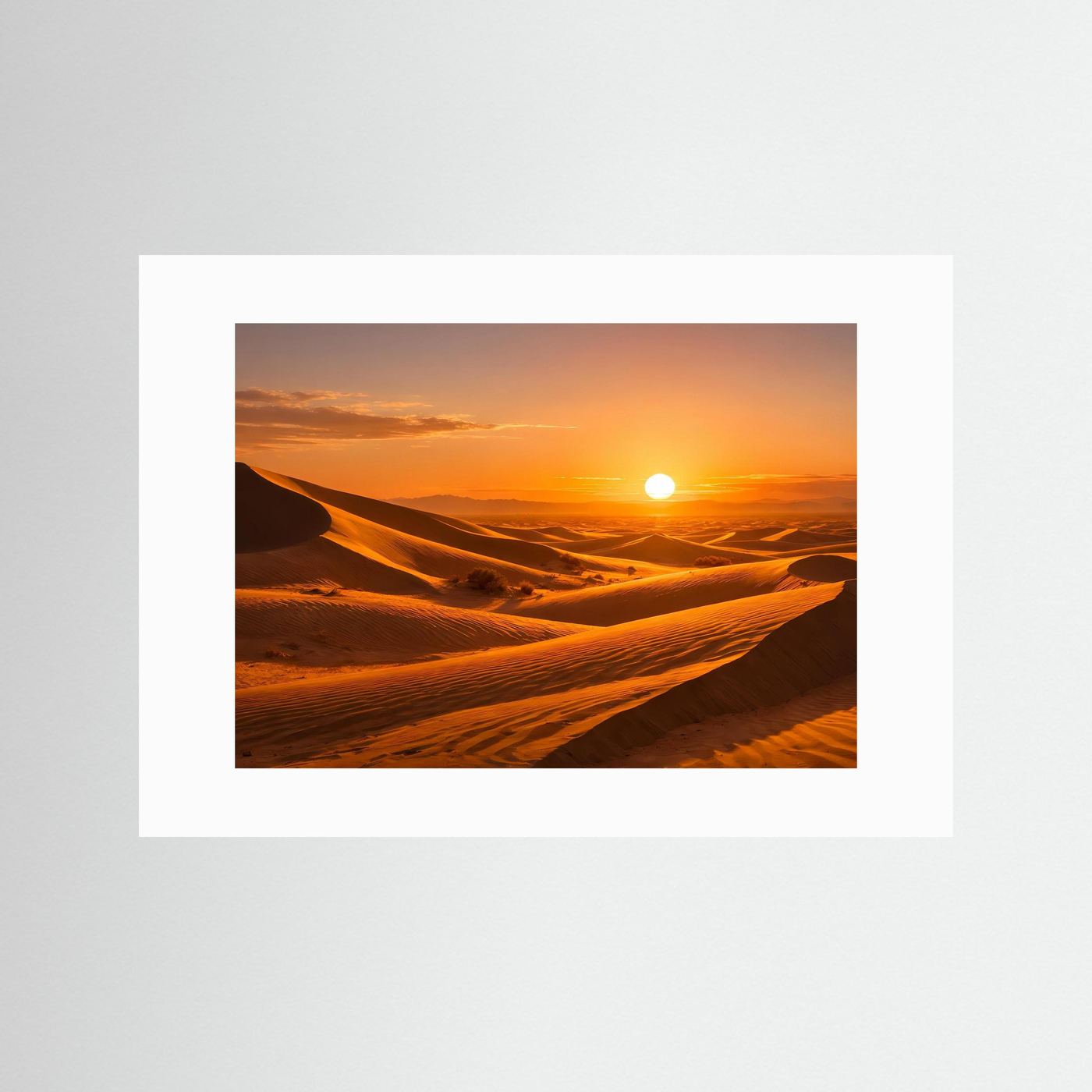 Panorama-Poster mit weißem Rand: Wüstendünen im Sonnenuntergang mit Sonne