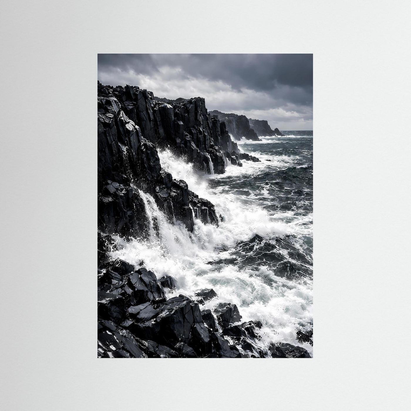 Dramatisches Klippenmeer-Poster im Hochformat mit schwarzem Fels und weißer Gischt