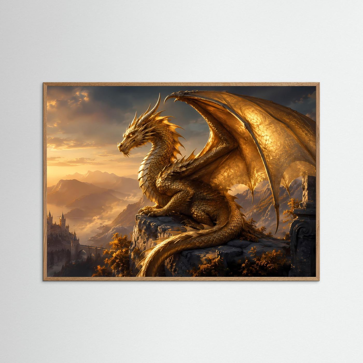 Fantasy-Wandkunst mit hellem Holzrahmen: goldener Drache auf Felsvorsprung über Landschaft