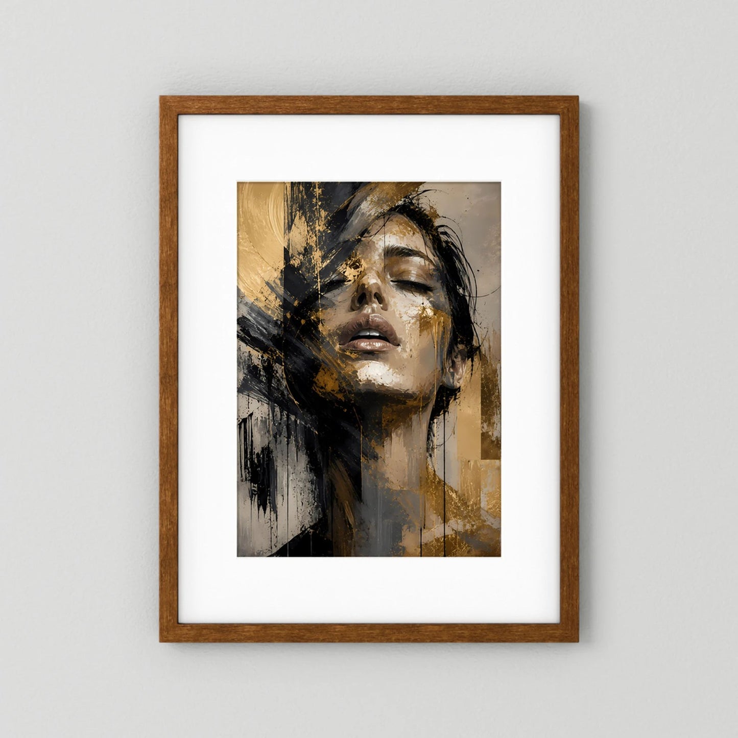 Poster im Hochformat mit abstraktem Frauenporträt in Gold und Schwarz, Holzrahmen (dunkel)