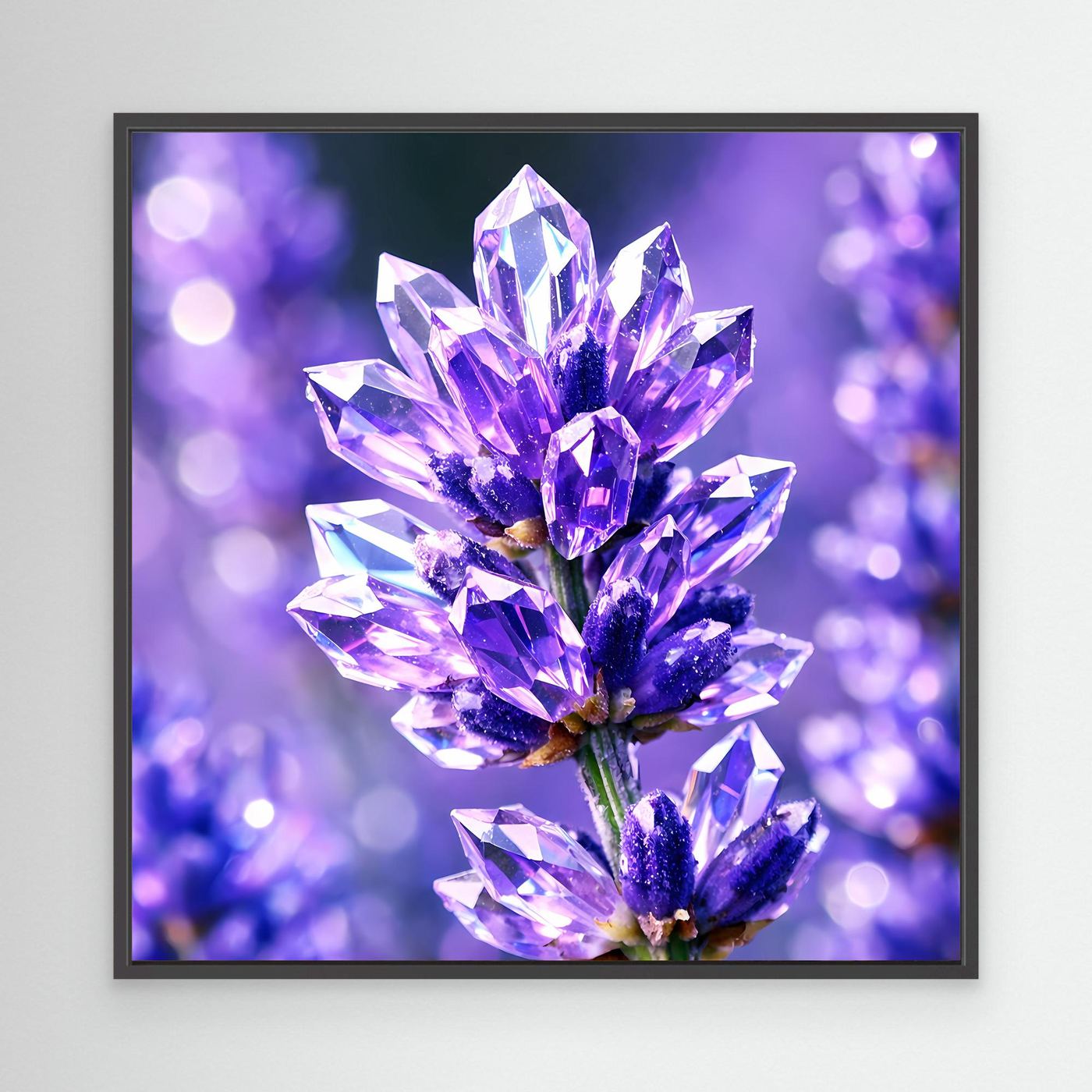 Leinwandbild mit abstraktem Kristallblumen-Motiv in Lavendel und Violett, schwarzer Rahmen