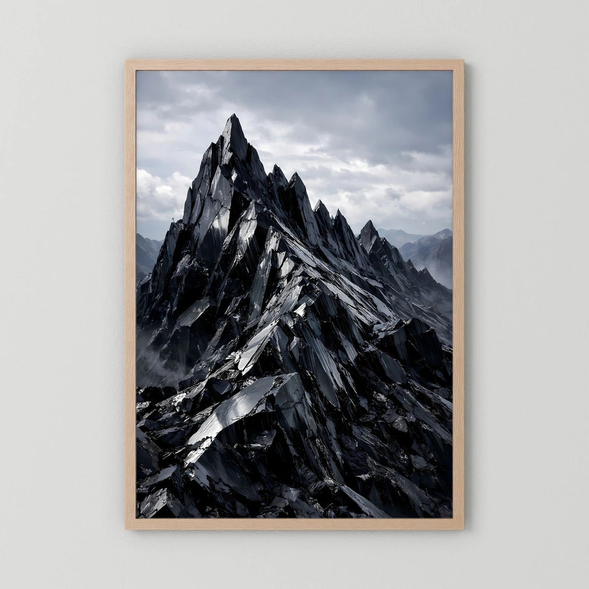Wandbild-Poster mit hellem Holzrahmen und Kristallbergmotiv in Schwarz-Grau, Hochformat.