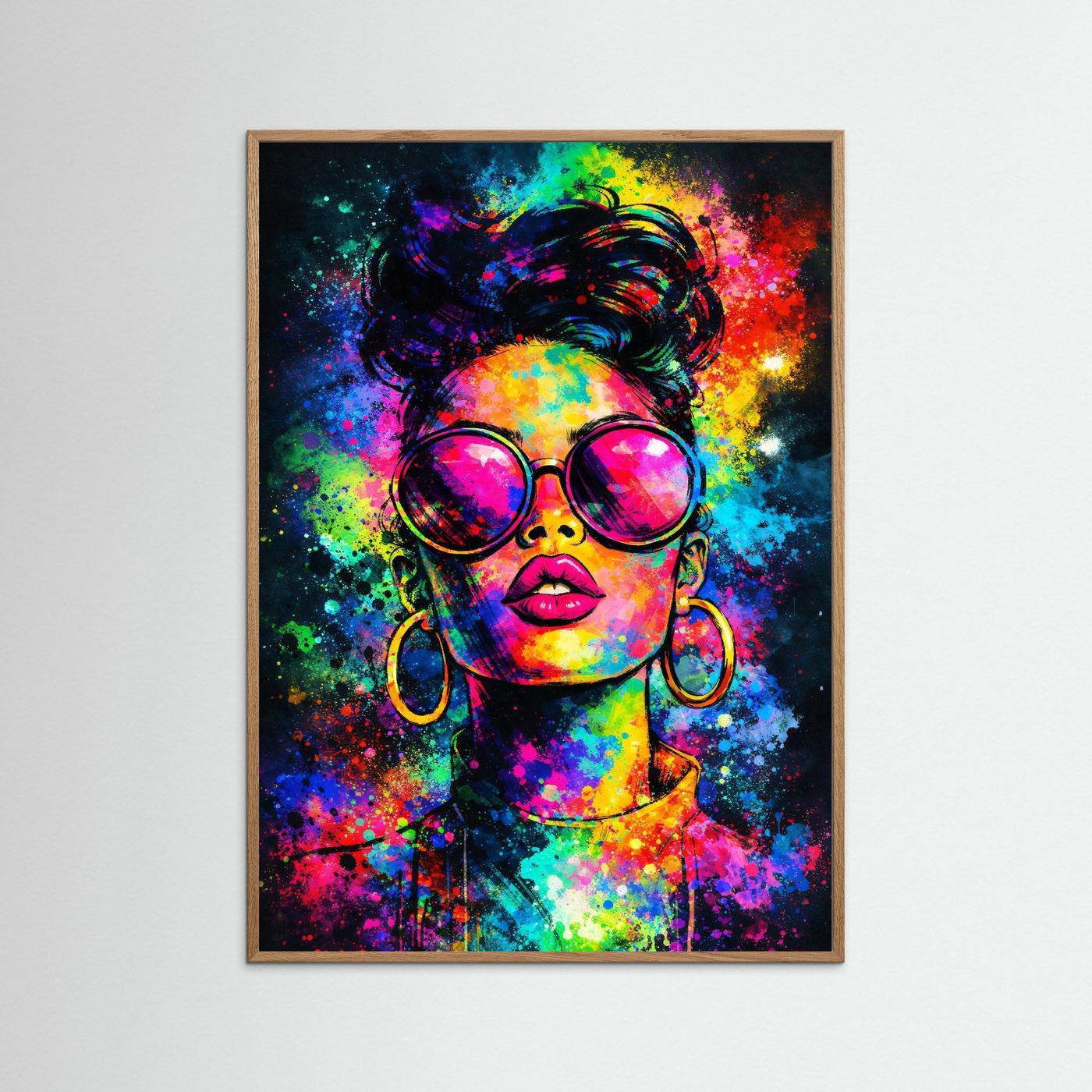 Pop-Art-Kunstposter im braunen Holzrahmen: Frau mit Neon-Sonnenbrille, kräftige Spritzfarben, Hochformat