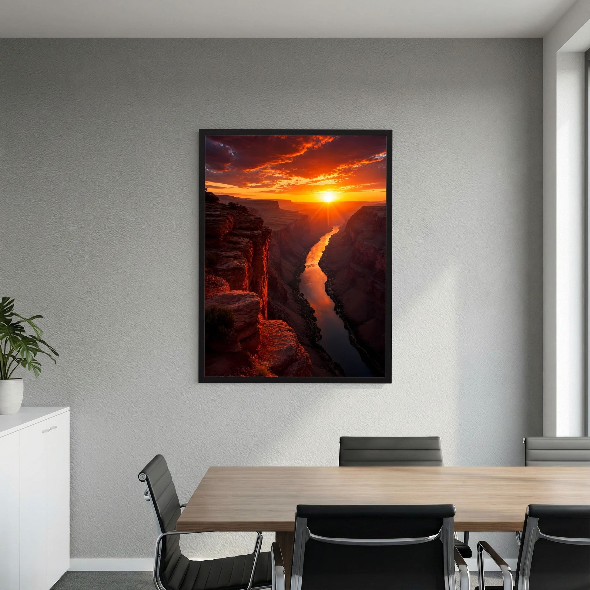 Gerahmtes Poster mit Canyonfluss bei Sonnenuntergang, schwarze Einfassung