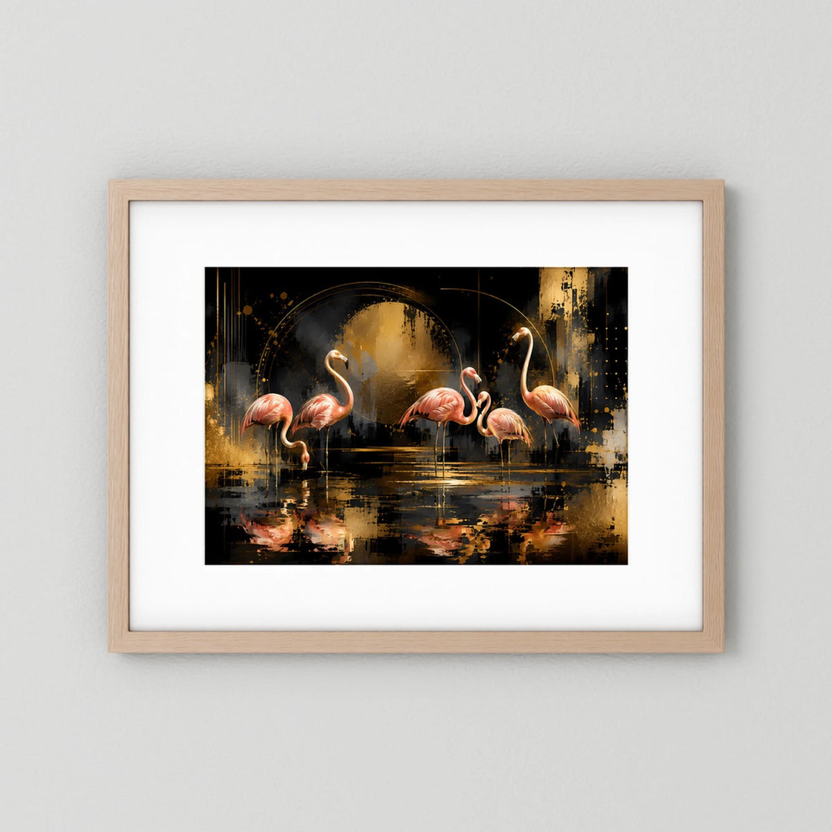 Flamingo-Poster mit abstrakten Schwarz-, Rosa- und Goldflamingos im hellem Holzrahmen