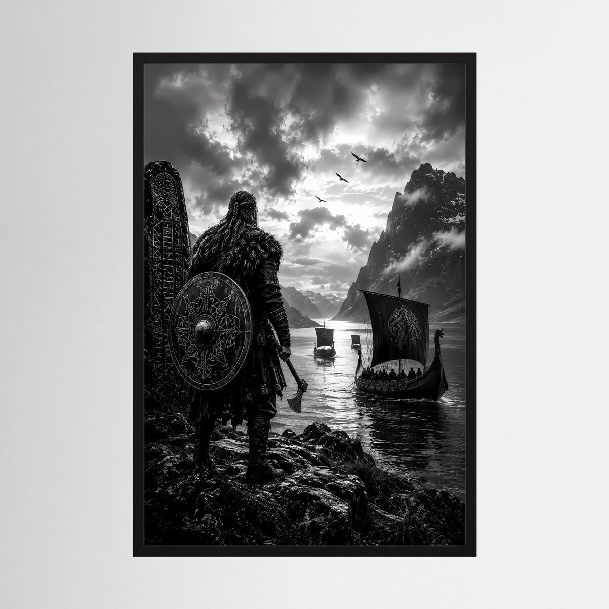 Gerahmtes Poster: Wikinger-Krieger mit Rundschild am Ufer, Langschiff in Schwarzweiß