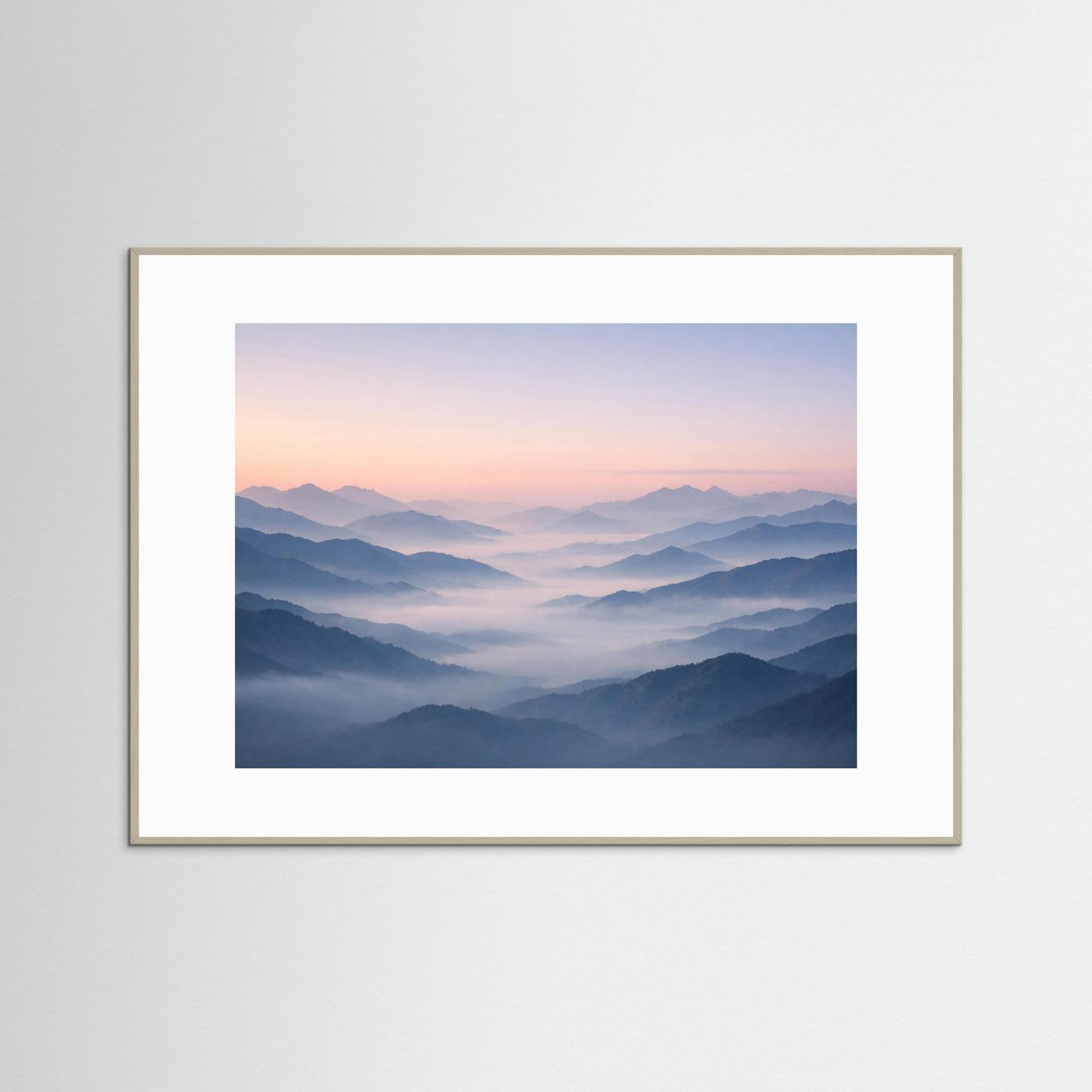 Querformatiges Naturposter mit Bergepanorama, im beigen Holzrahmen