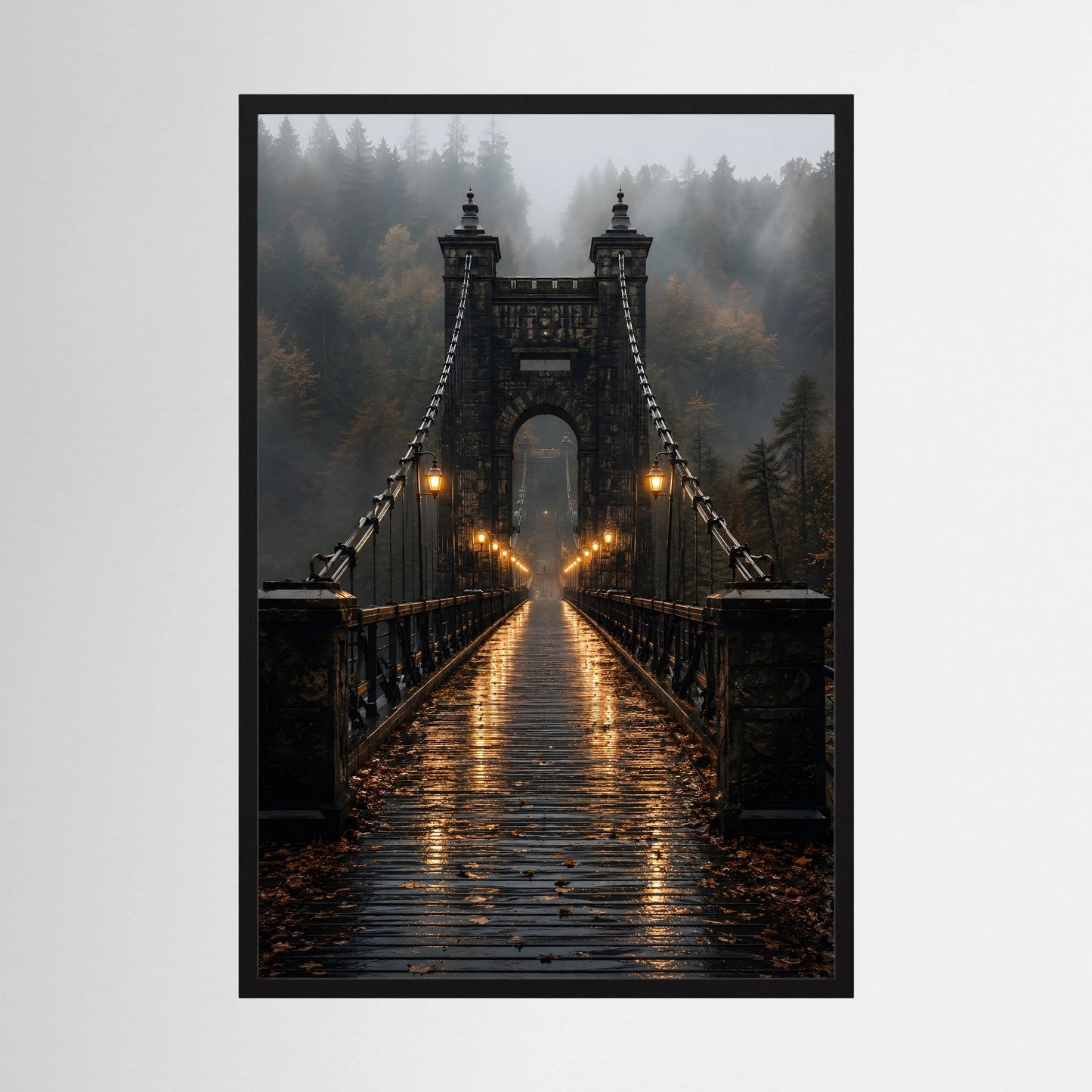 Hochformat-Poster mit dunkler Hängebrücke im Nebelwald und leuchtenden Laternen