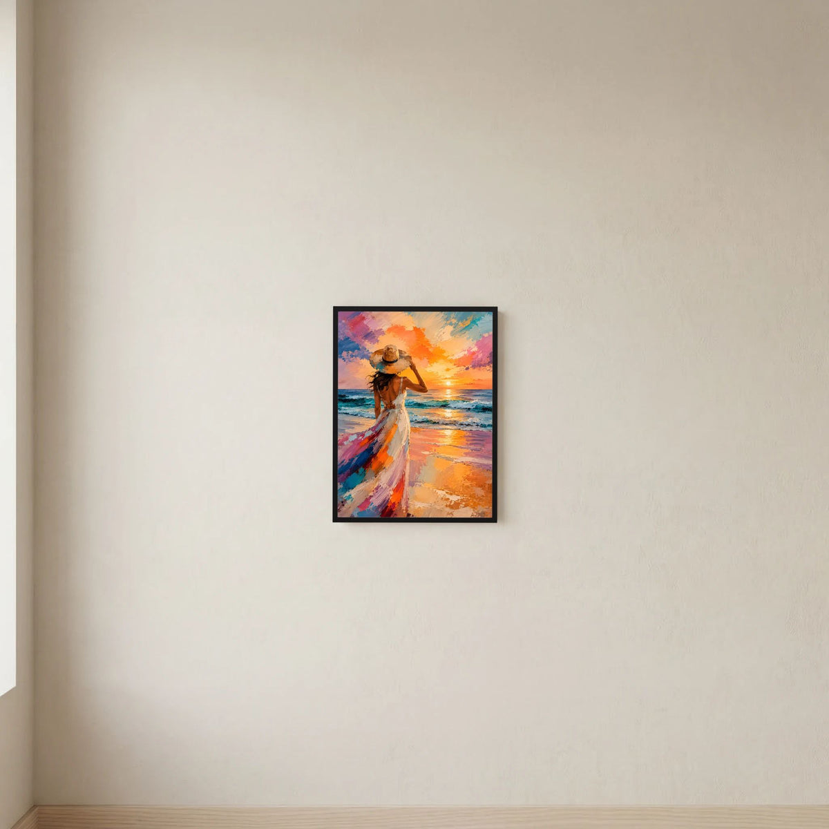 Hochformatiges Poster mit Frau am Strand und Sonnenuntergang, schwarz gerahmt
