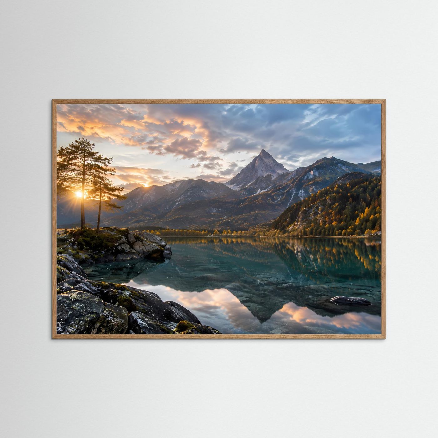 Poster im Querformat mit naturfarbener Eichenumrandung: Alpensee mit Felsen und Spiegelung.