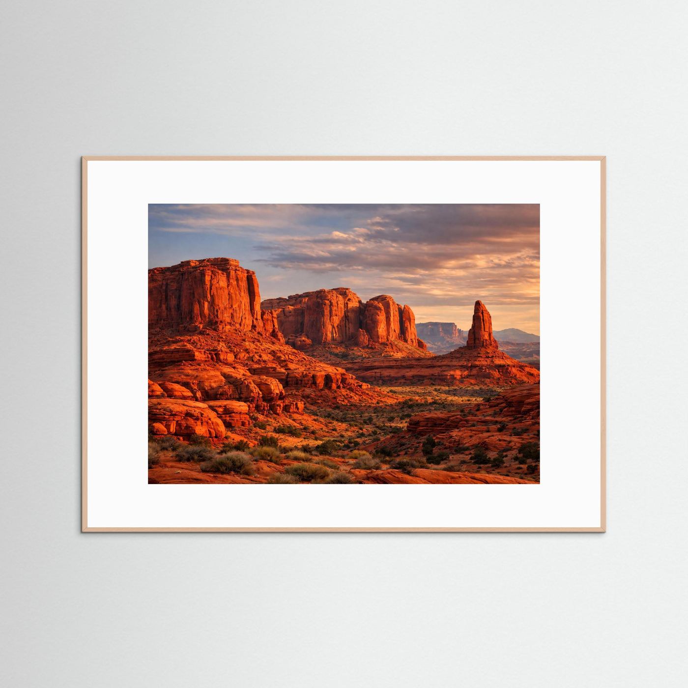 Wandbild mit Canyon-Landschaft im Abendlicht, dunkler Holzrahmen