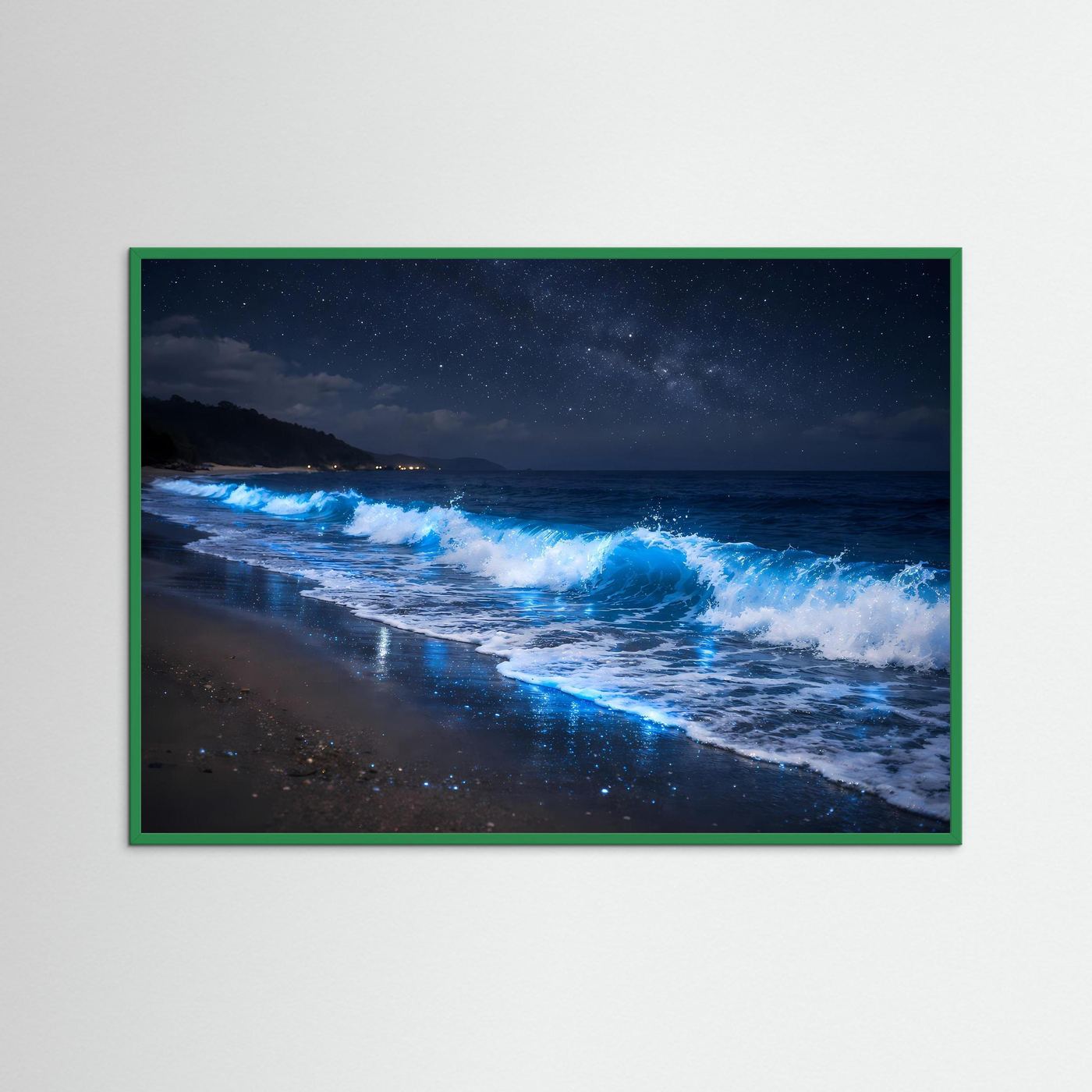 Querformat-Poster mit grünem Rahmen: blau leuchtende Wellen am Strand bei Nacht