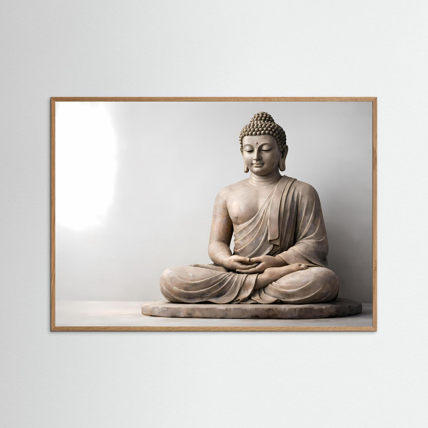 Poster mit sitzendem Buddha in Meditation, hellbrauner Holzrahmen