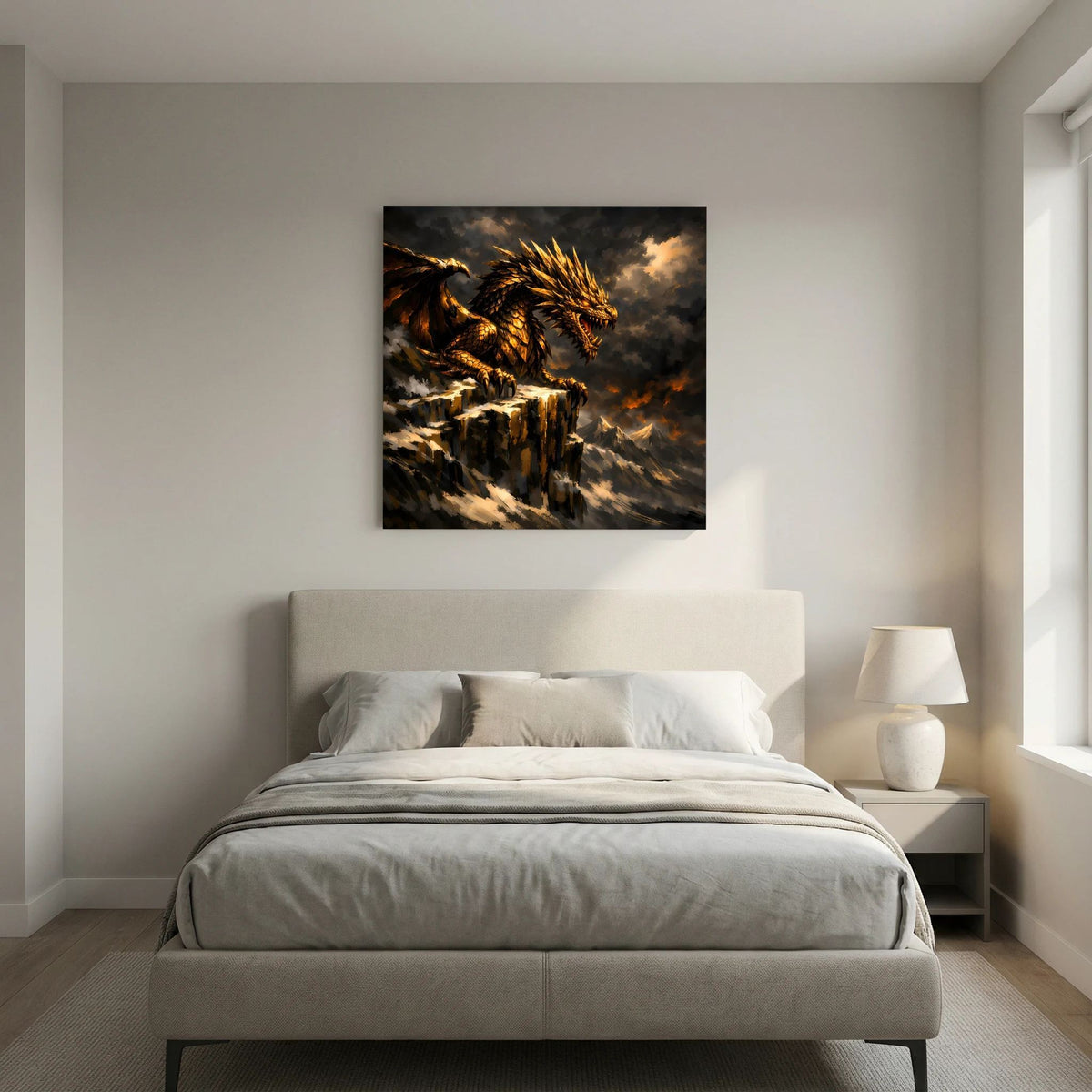 Wandbild mit goldenem Drachen auf Felsgipfel, dunkle Wolken und Lichtreflexe, Keilrahmen