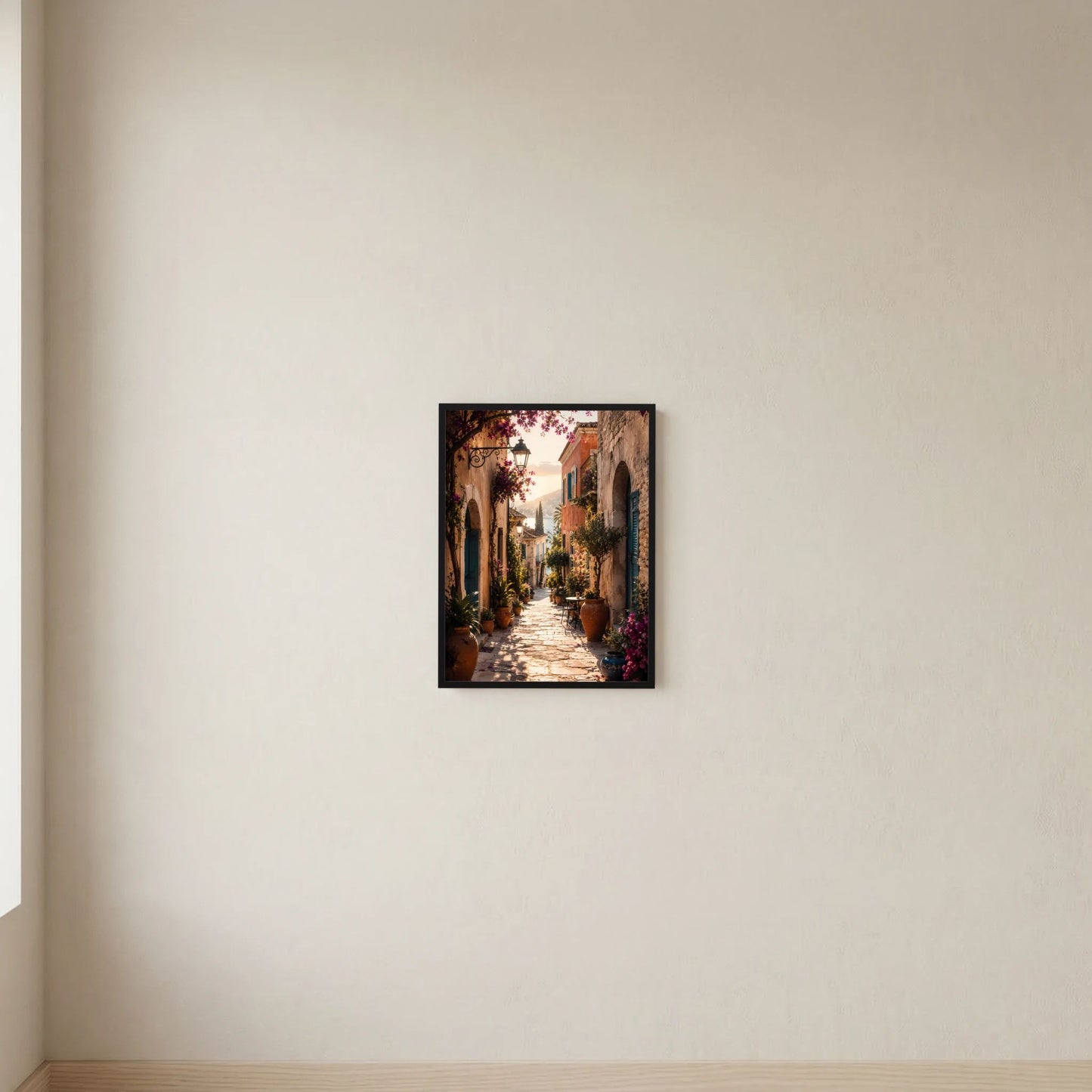 Hochformat-Poster im schwarzen Rahmen an der Wand: mediterrane Gasse mit Blumen