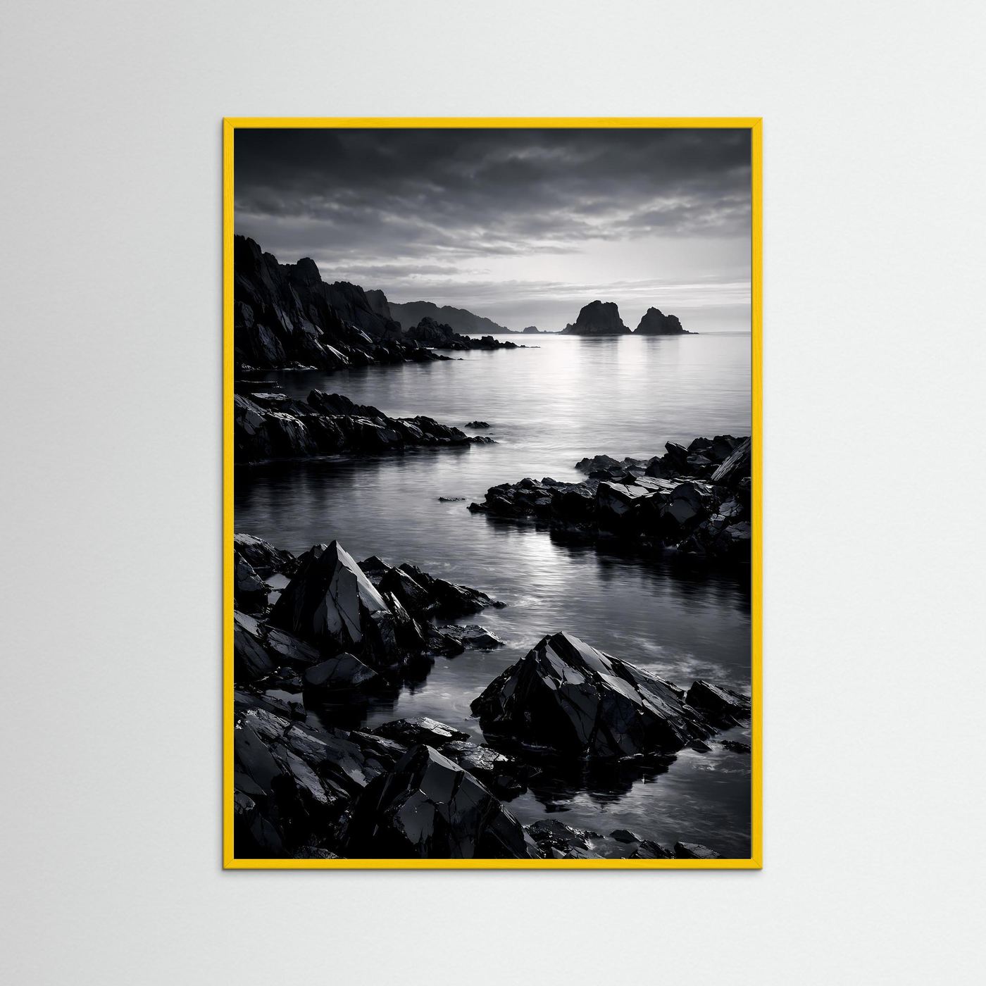 Wandbild Schwarz-Weiß-Küste mit Felsen im Wasser, Insel im Hintergrund; gelber Rahmen