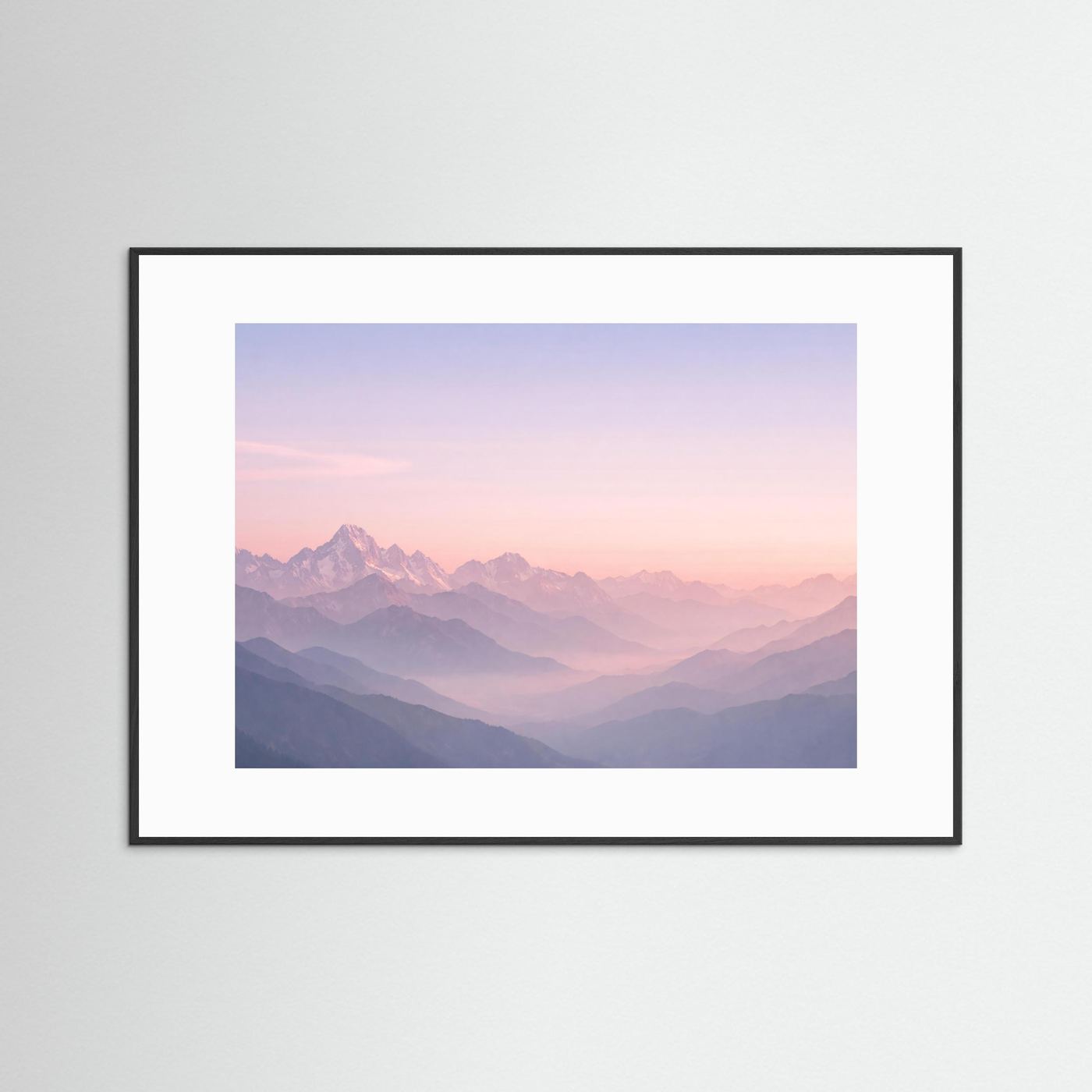 Poster mit Bergkette im Pastell-Morgenlicht, Querformat, schwarzer Rahmen & Passepartout
