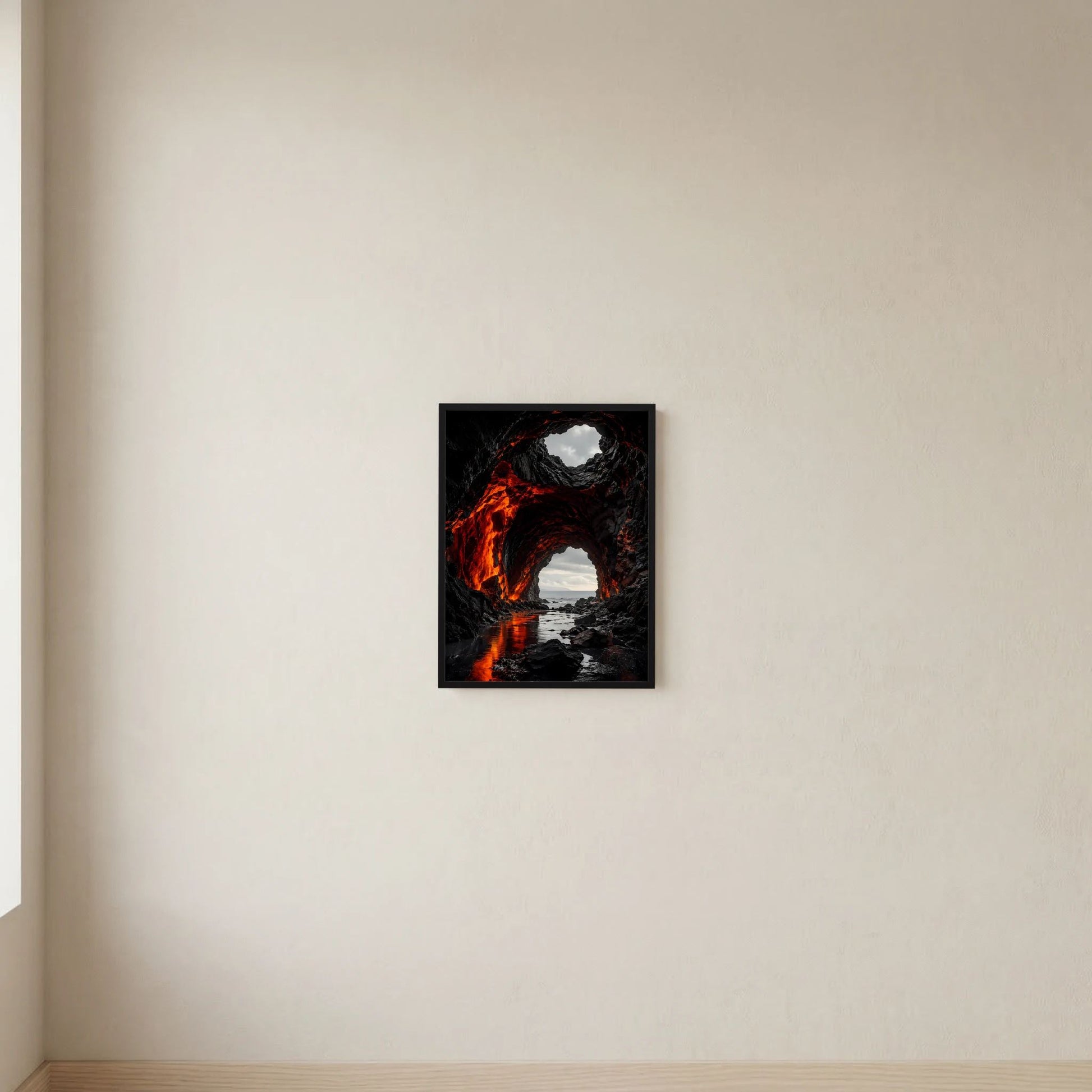 Vertikales Poster mit schwarzem Rahmen: Lavahöhle mit orange-roter Glut und dunklen Felsen