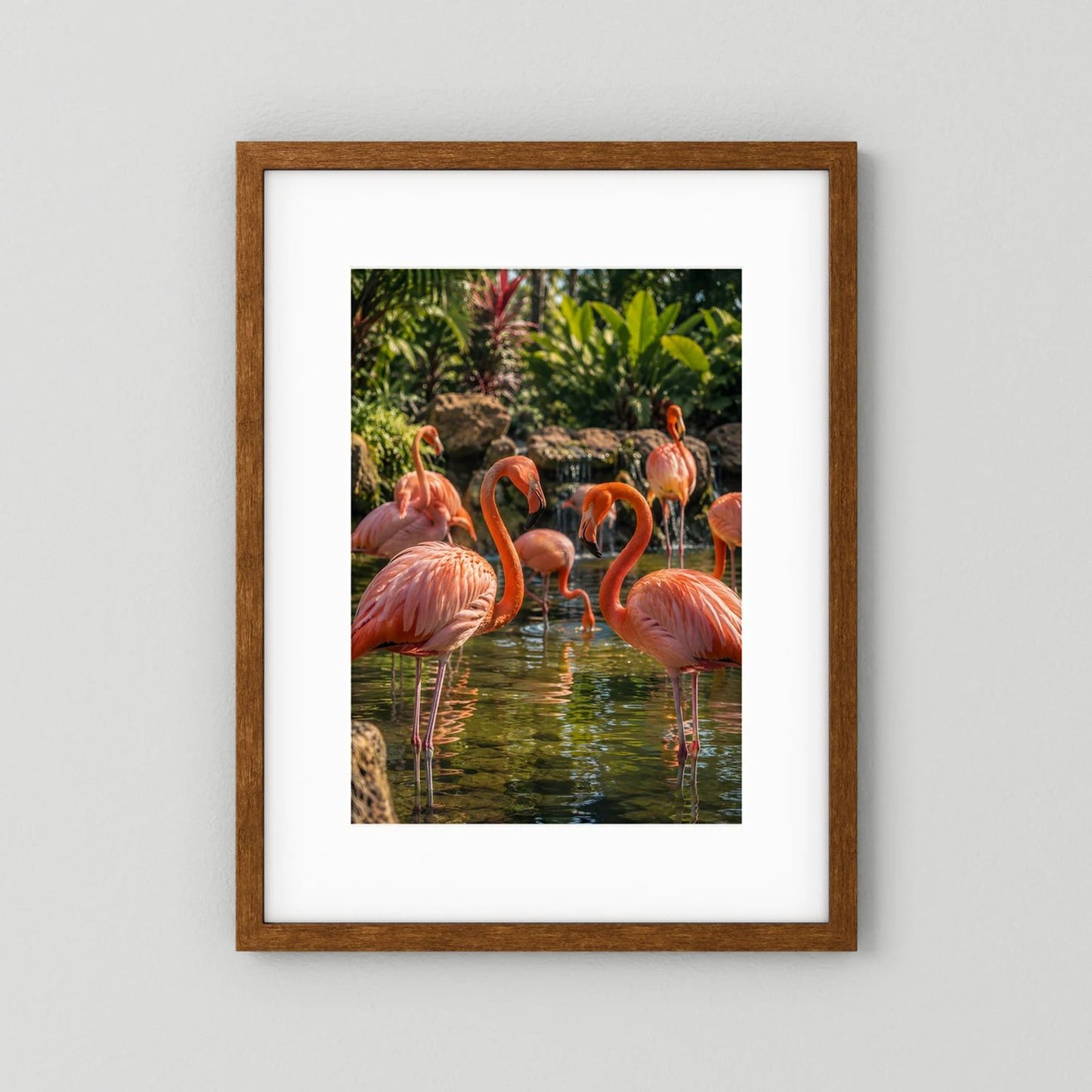 Poster mit rosa Flamingos am Wasser, brauner Holzrahmen