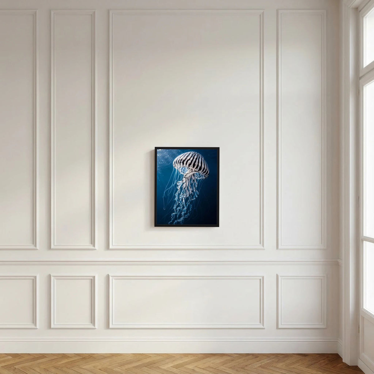 Poster mit Qualle im schwarzen Rahmen, vertikal: blau-weiße Qualle vor dunklem Meerhintergrund