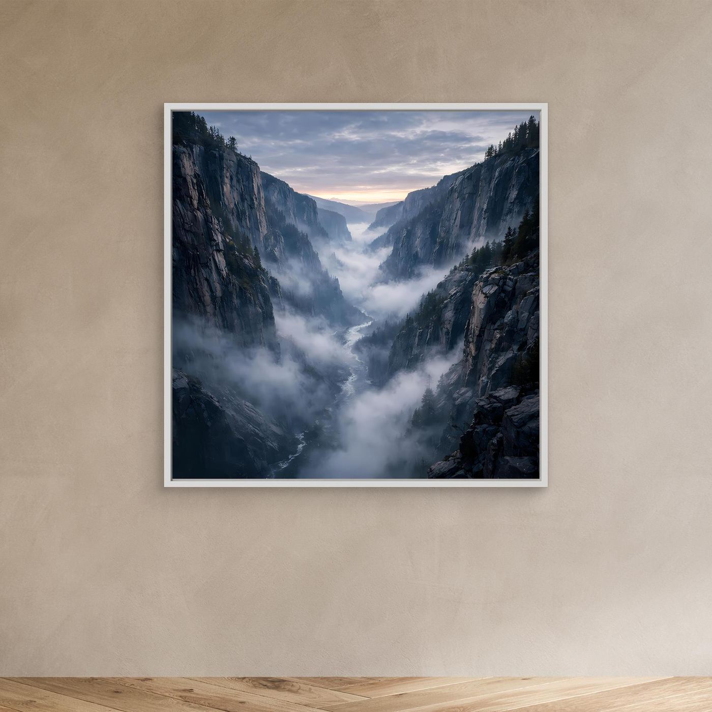 Leinwandbild Neblige Schlucht mit weißem Rahmen: grau-blaue Felsberge, Nebel im Tal