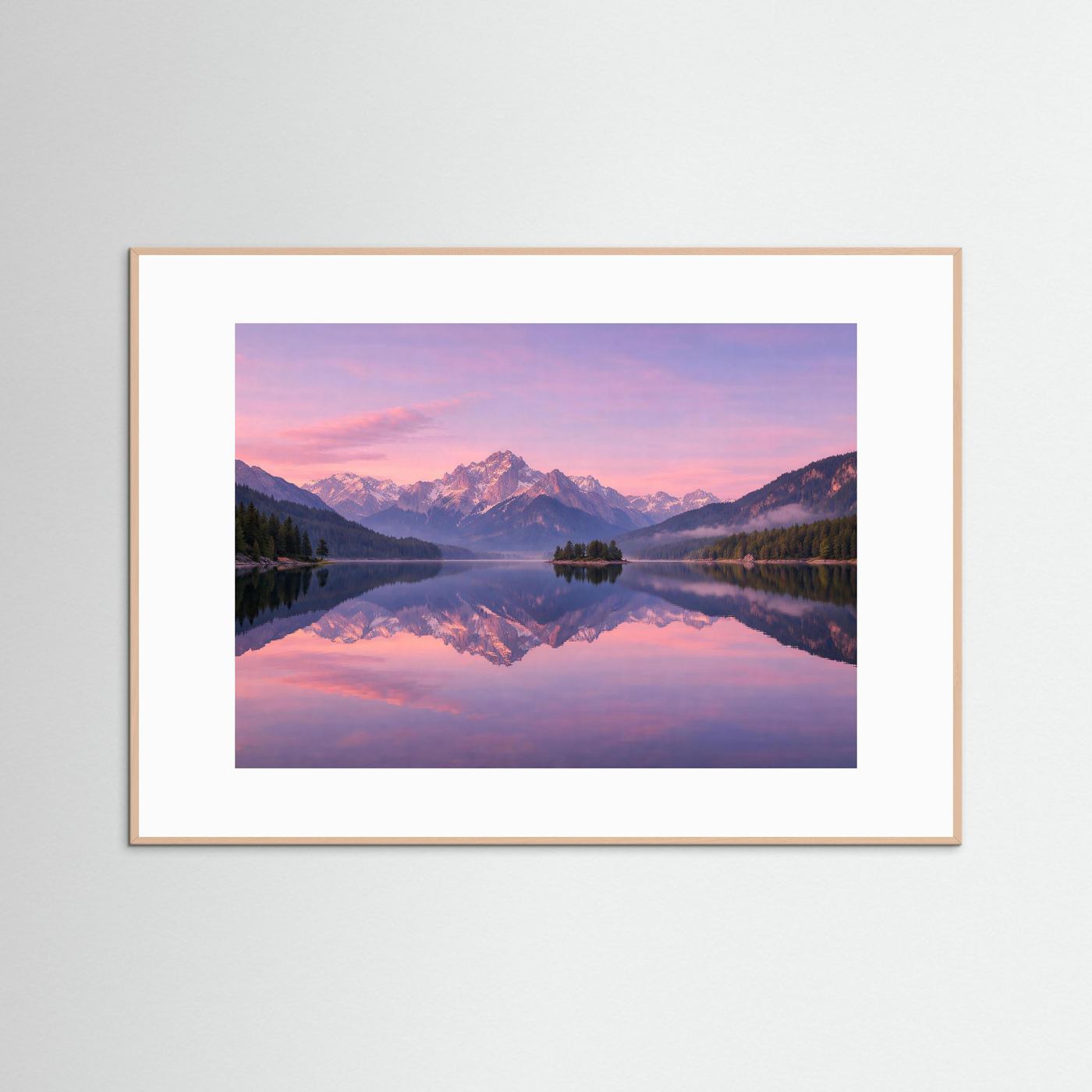 Bergsee-Panoramaposter mit Alpenspiegelung, hellbraun gerahmt