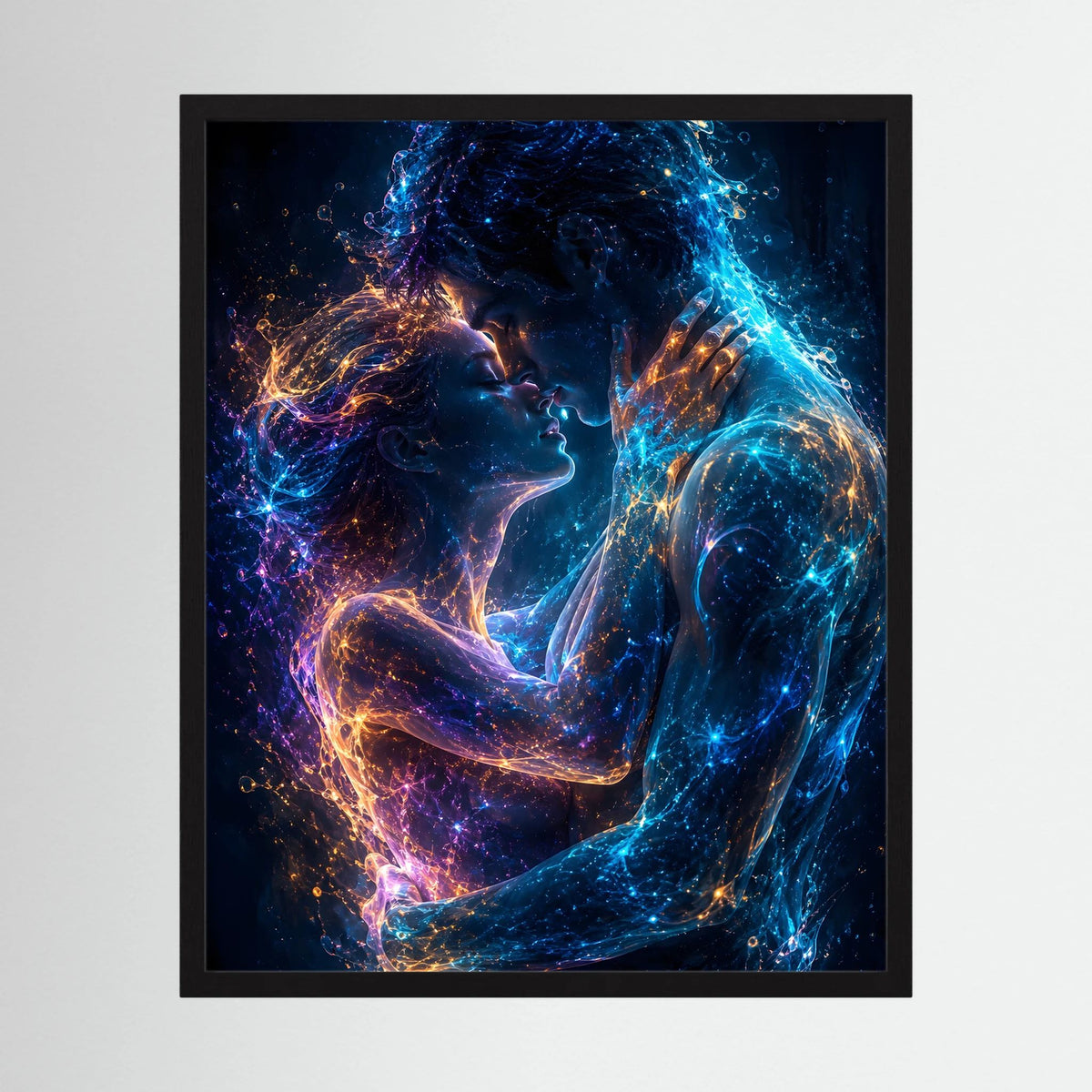 Kunstposter im Hochformat mit leuchtendem Paar in Blau, Violett und Gold, schwarz gerahmt