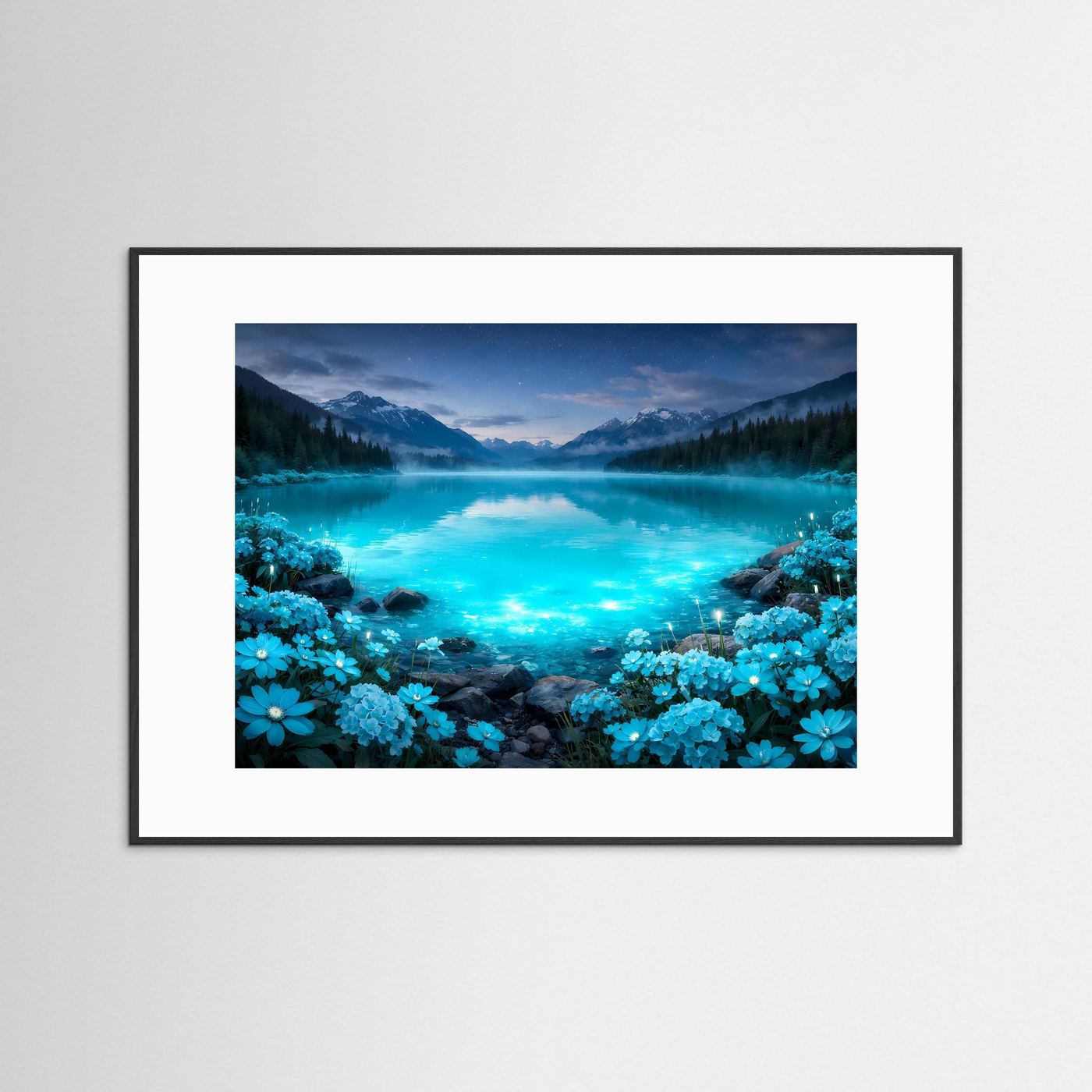 Wandbild: türkis leuchtender Bergsee mit blauen Bergen, blaue Blumen, schwarzer Rahmen