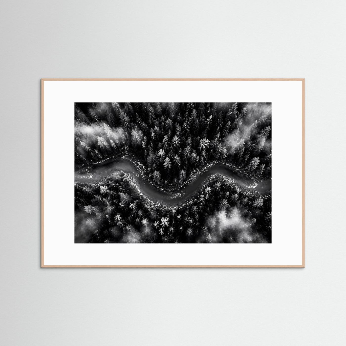 Mystischer Waldfluss im Nebel | Schwarz-Weiß Natur Landschaft – Modernes Poster Querformat