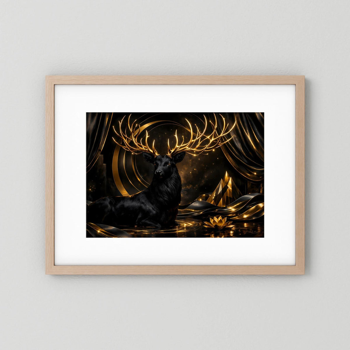 Gerahmtes Poster mit schwarzem Hirsch und goldenem Geweih, Querformat