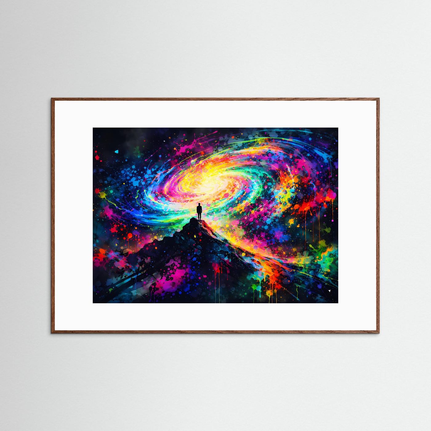 Weltraum-Poster mit Galaxy-Wirbel und Silhouette von Berg/Person, brauner Holzrahmen
