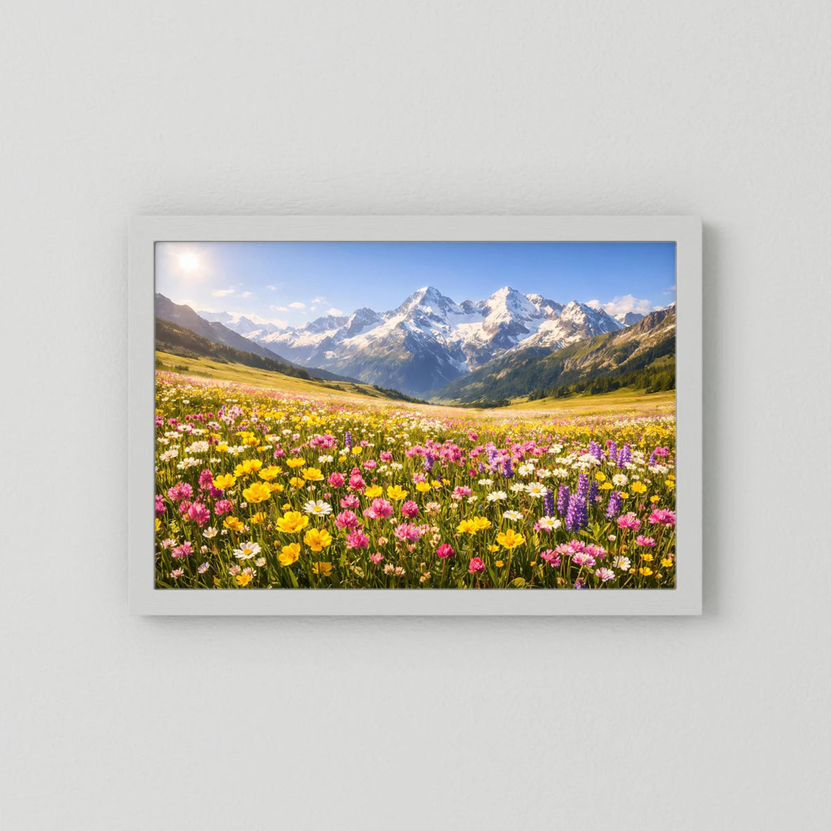 Wandbild mit Alpenblumenwiese und Bergpanorama im weißen Rahmen