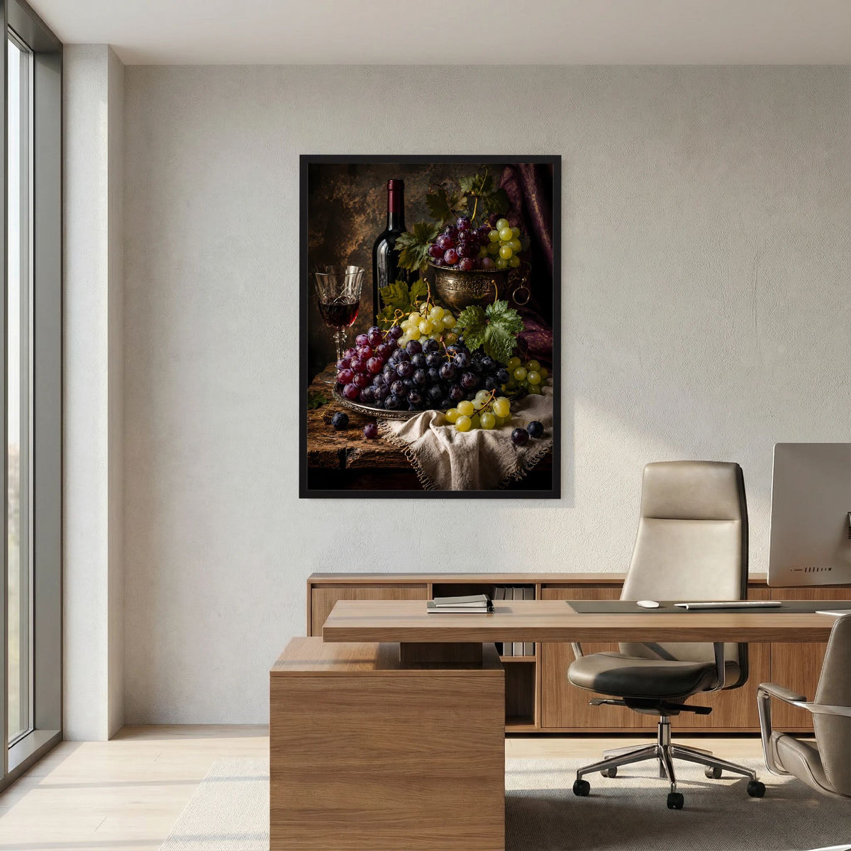 Gerahmtes Hochformat-Poster: Weinflasche, Kelchglas und Trauben auf Stoff drapiert