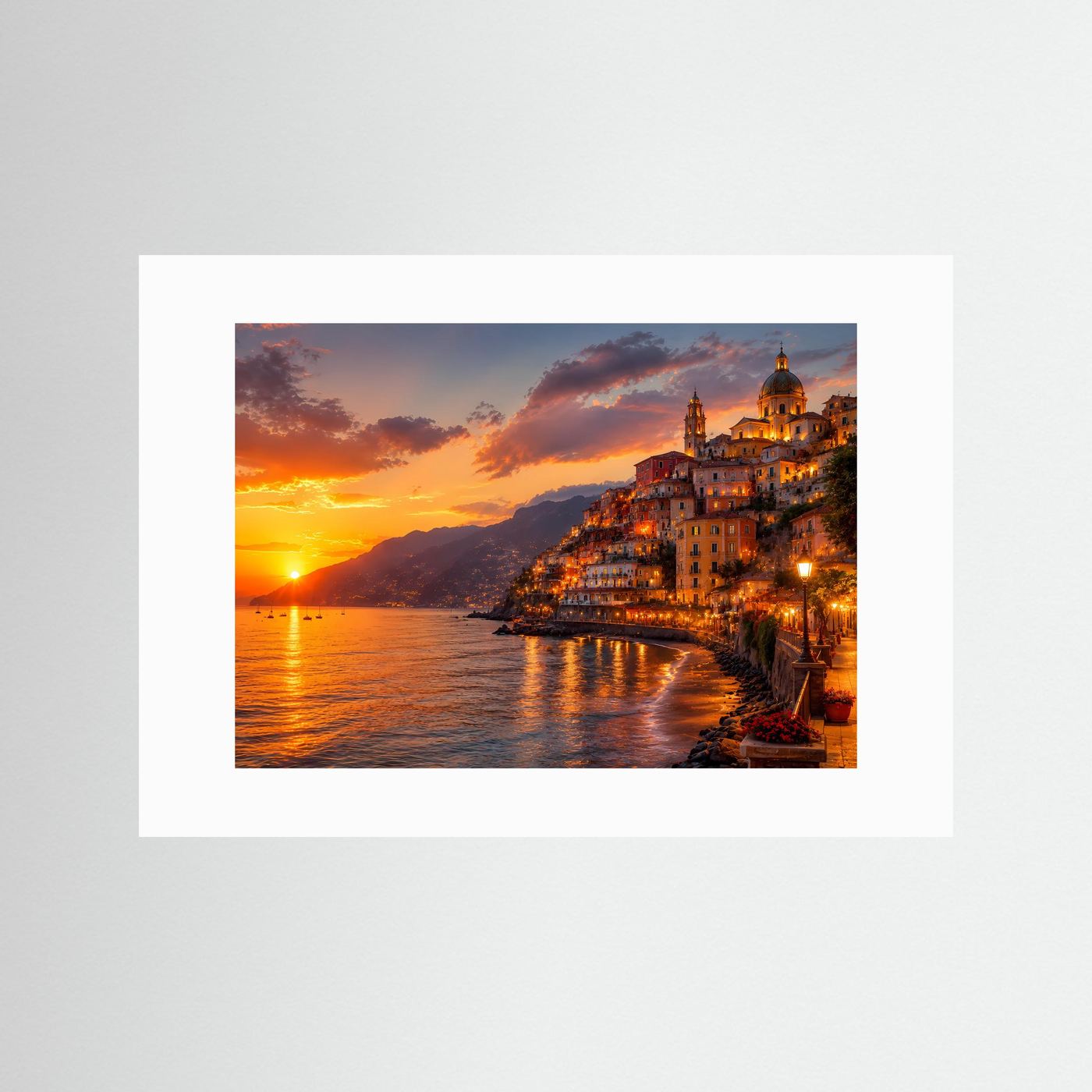 Amalfiküste Poster Querformat | Italienische Küstenstadt bei Sonnenuntergang | Mediterranes Wandbild mit Meer, Altstadt & goldener Abendstimmung