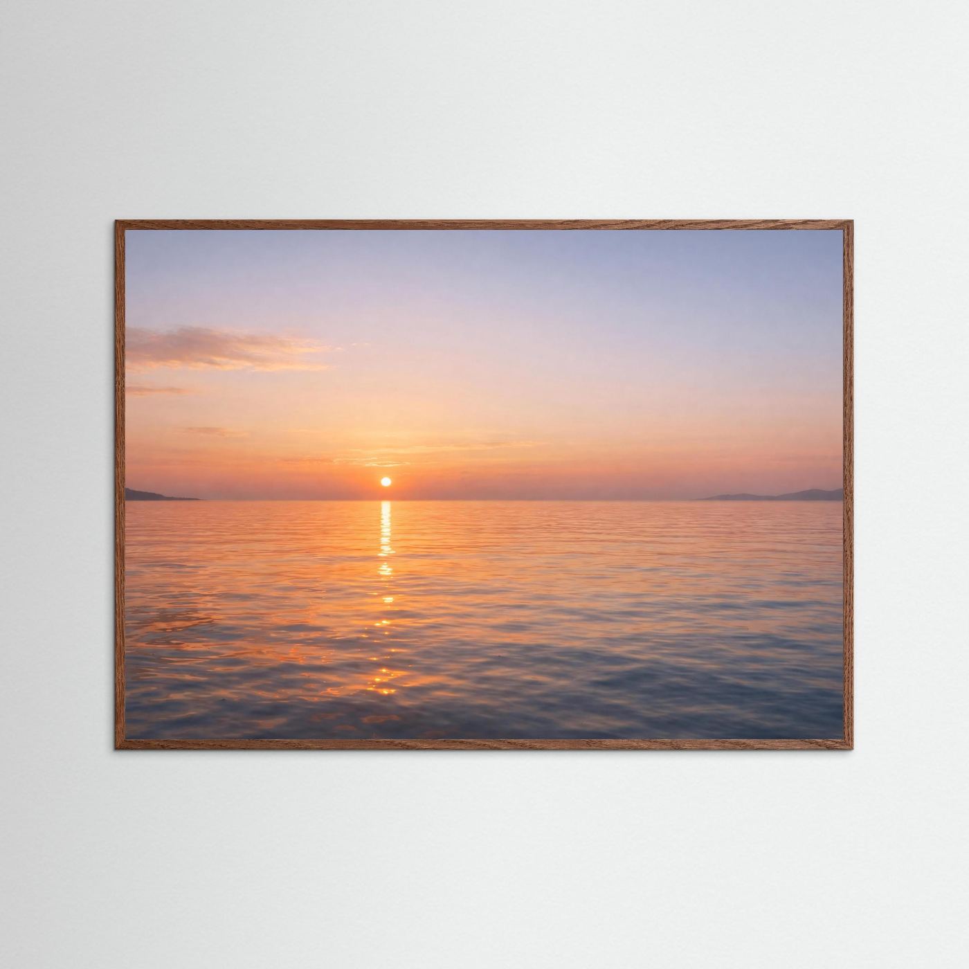 Querformat-Poster im dunklen Holzrahmen mit goldenem Sonnenuntergang über dem Meer