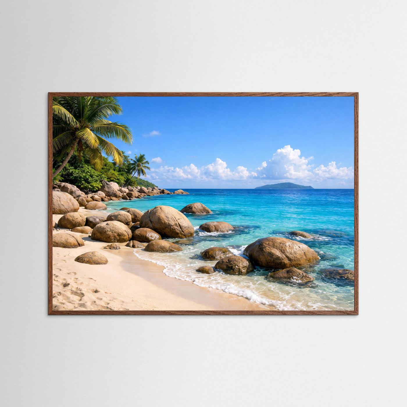Panorama-Meerstrand-Poster im Querformat mit braunem Holzrahmen: Sandstrand, Wellen und Felsen