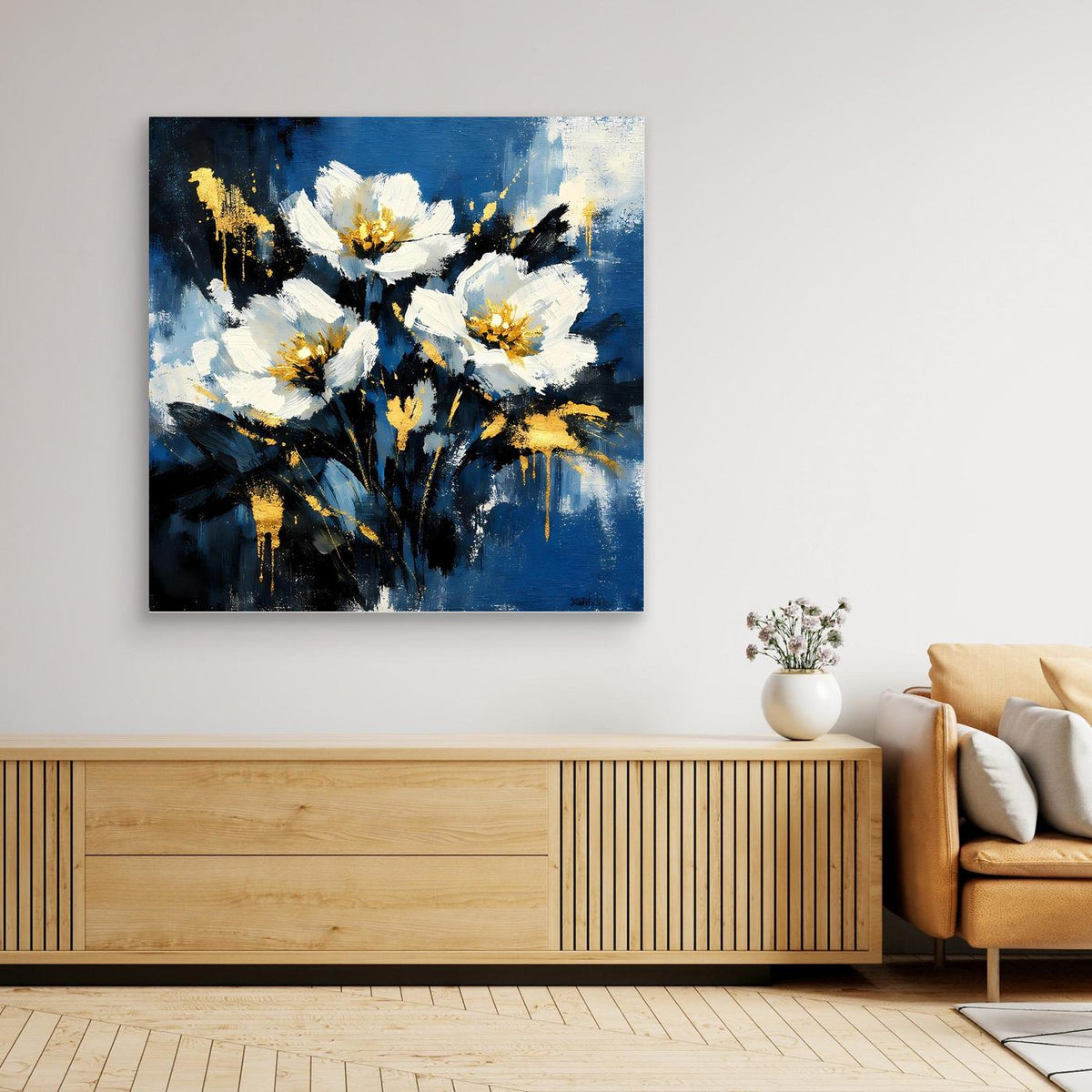 Blüten-Leinwandbild über Sideboard: weiße Blüten mit goldenen Akzenten auf Blau