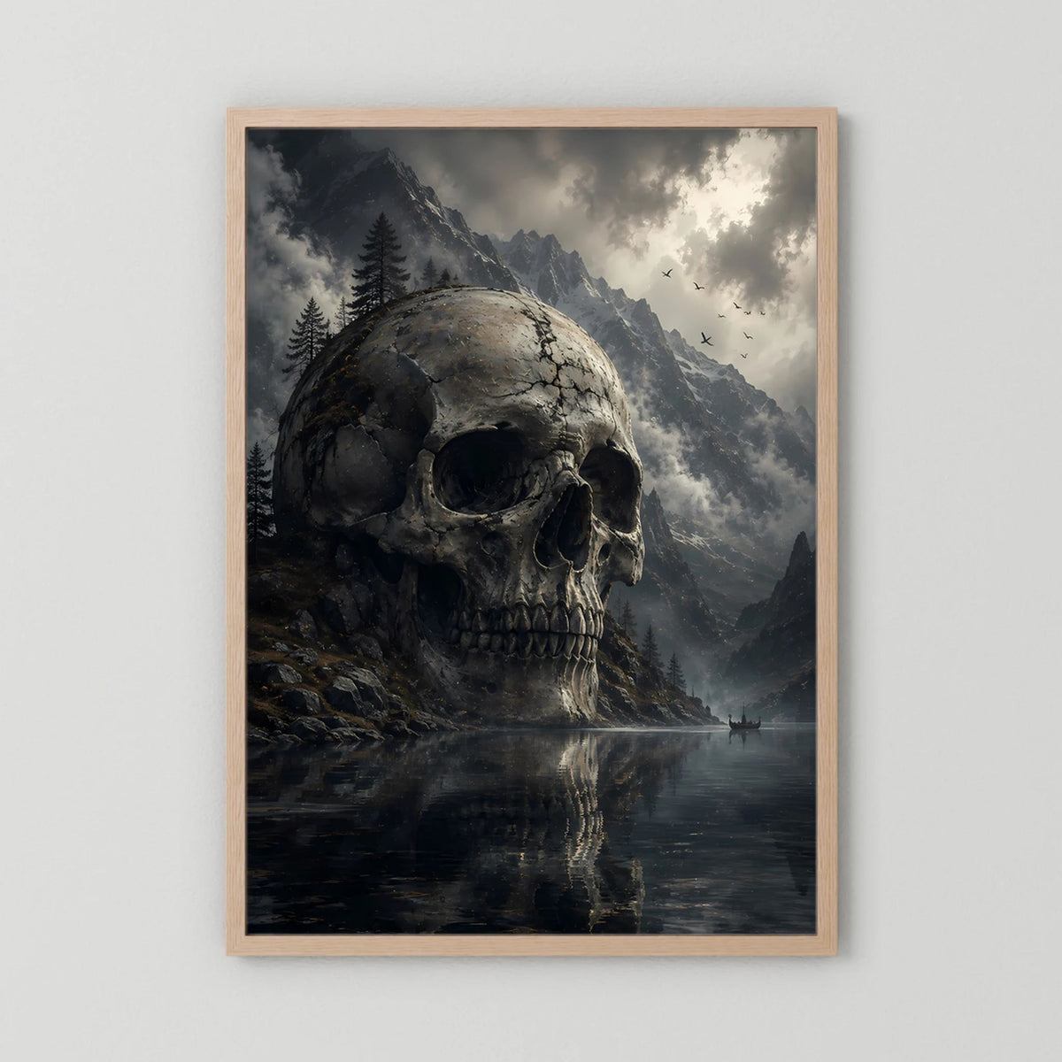 Poster Totenschädel über Bergsee, graue Felsen und Wolken, Holzrahmen in Hellbraun