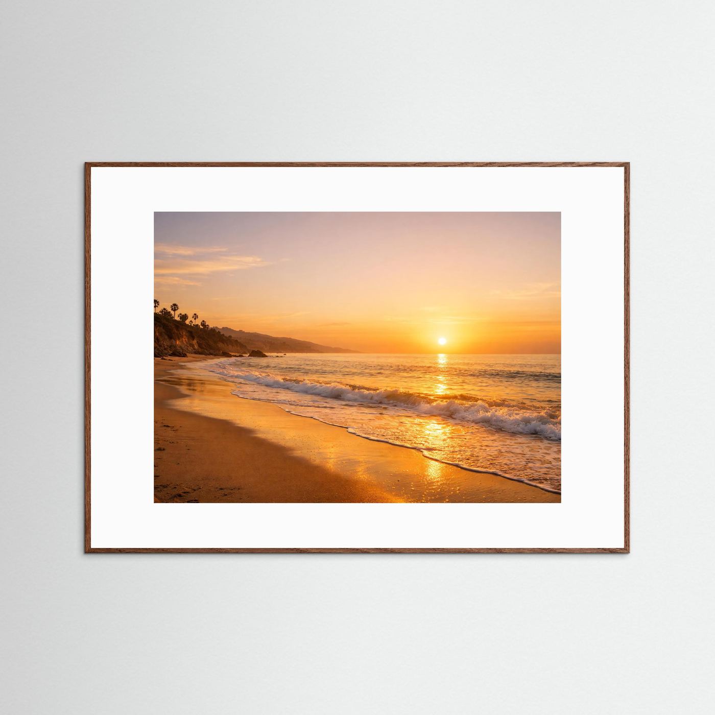 Naturposter Querformat: Sonnenuntergang am Strand, brauner Holzrahmen und weißer Rand