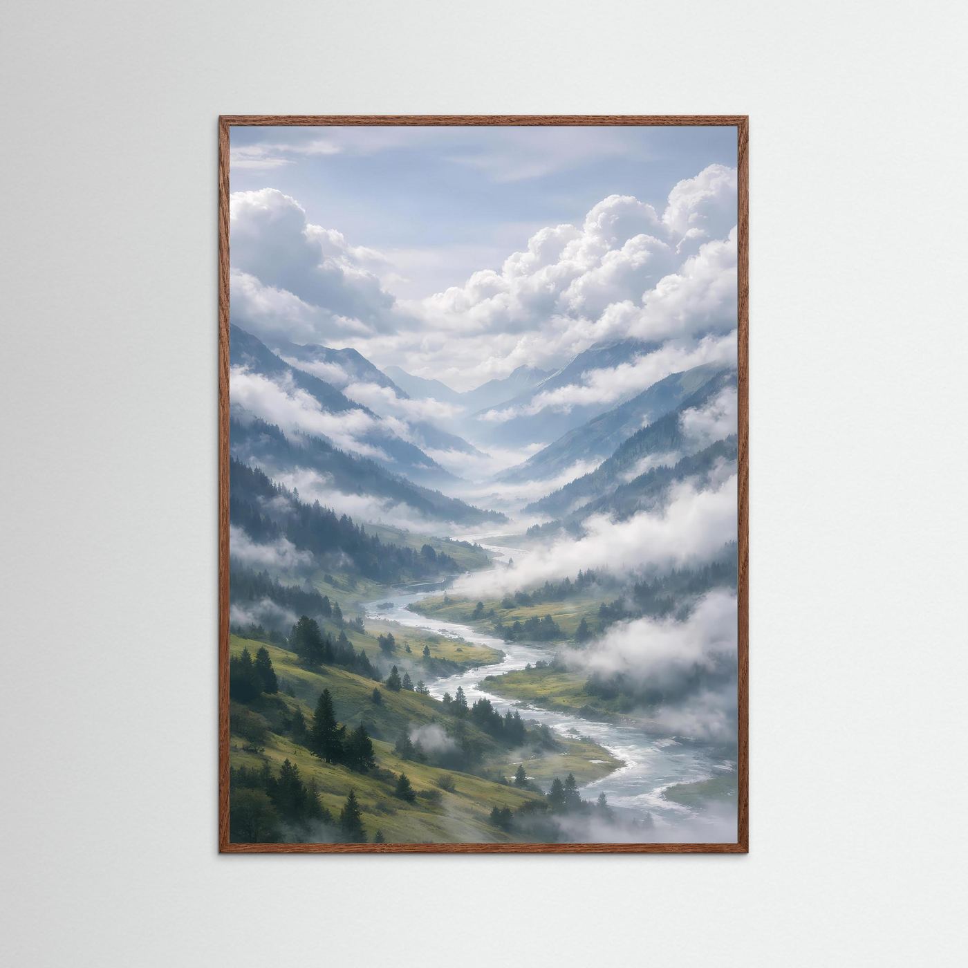 Hochformatiges Berglandschaftsposter mit Fluss und Nebel, in dunklem Holzrahmen