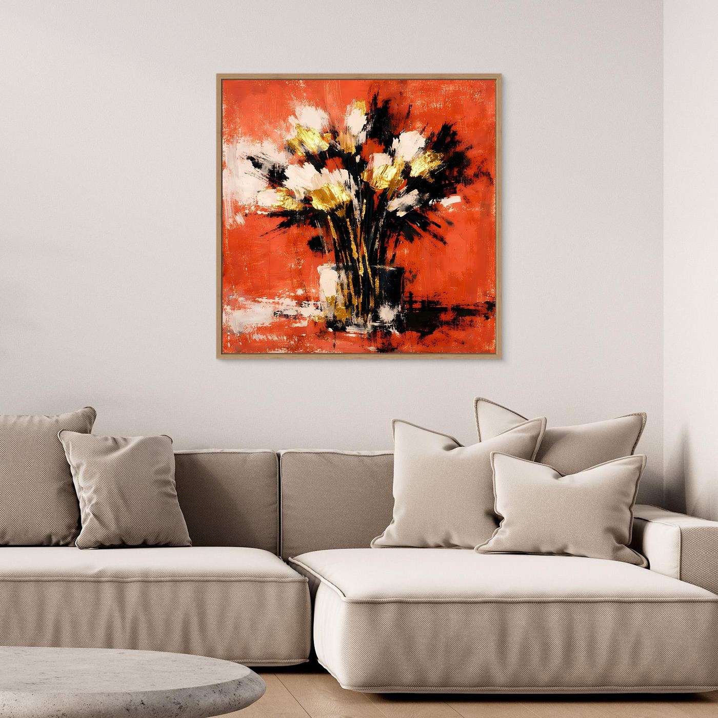 Abstraktes Blumenstrauß-Wandbild mit hellem Holzrahmen: orange-roter Hintergrund, schwarze Vase.