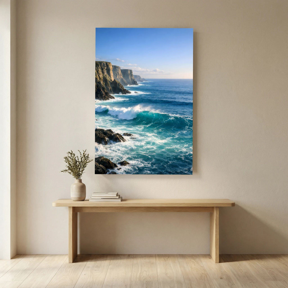 Wandbild im Hochformat mit Steilküste und tosenden Wellen, ohne sichtbaren Rahmen