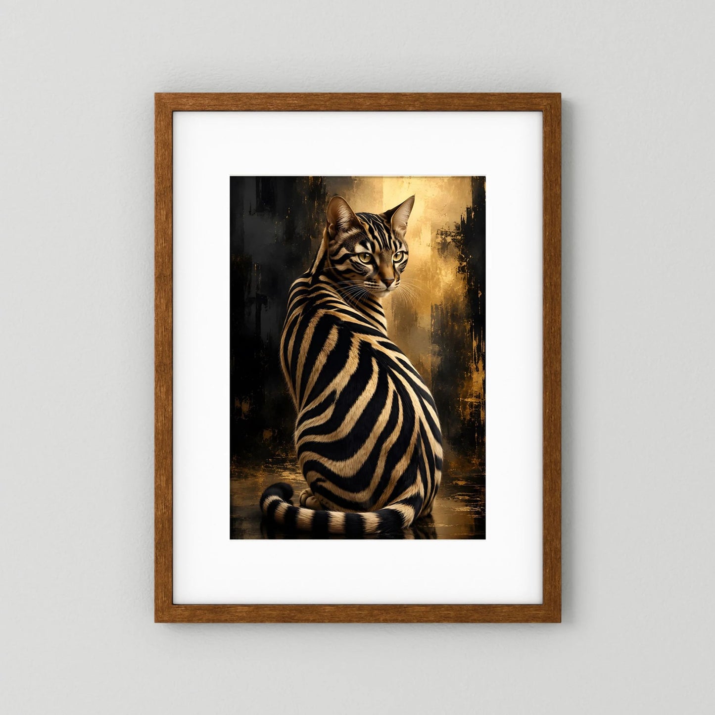 Poster Zebra-Katze in Schwarz und goldenen Akzenten, im braunen Holzrahmen