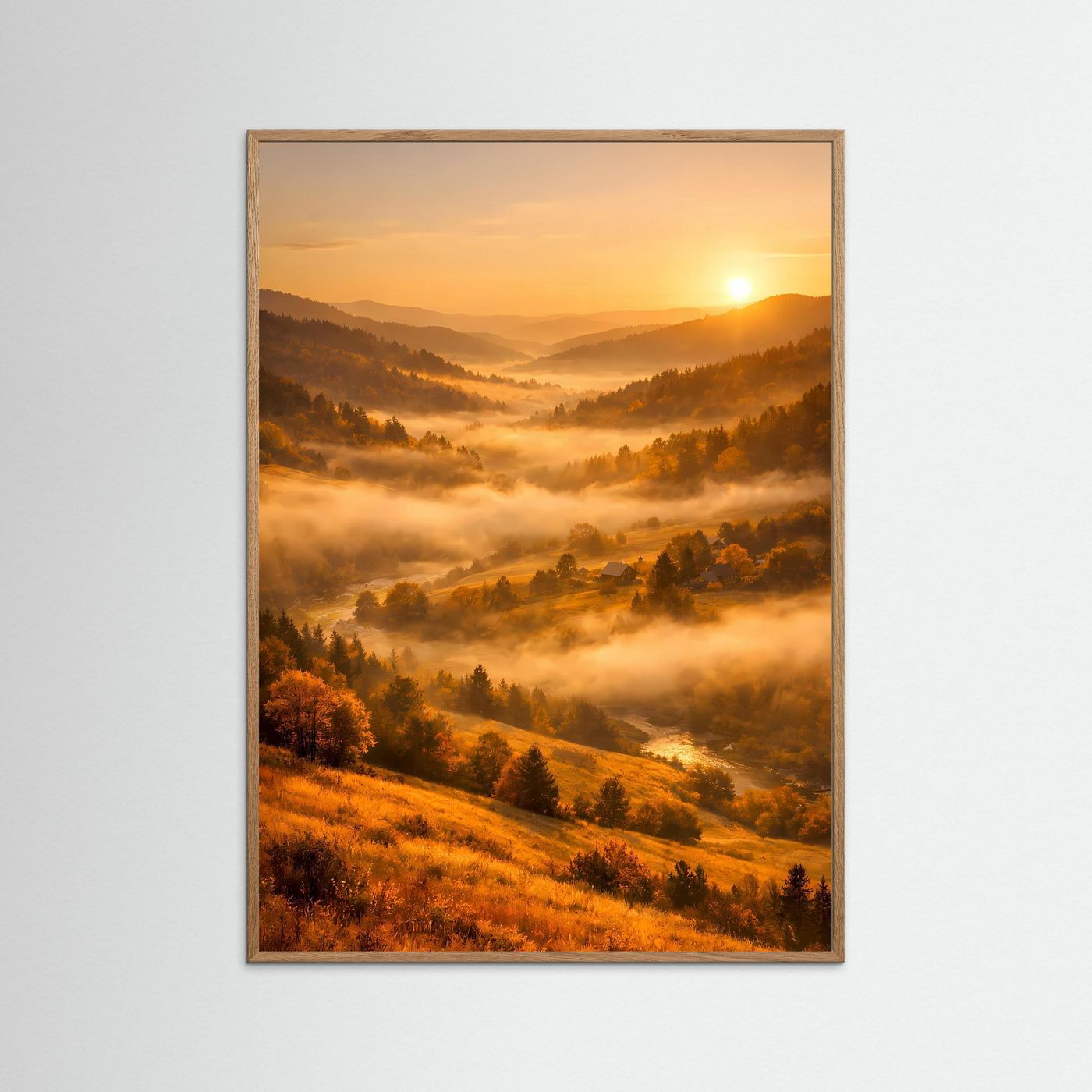 Landschaftsposter im Hochformat mit goldenen Hügeln, Nebel und Sonne, naturgeholzter Rahmen
