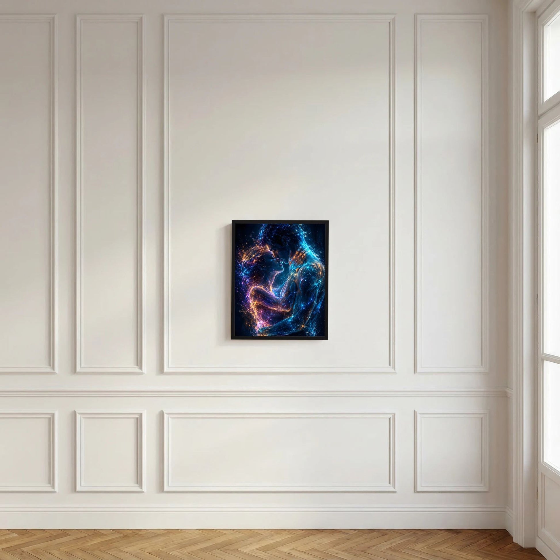 Schwarz gerahmtes Kunstposter mit leuchtendem Paar in Blau, Violett und Gold an weißer Wand