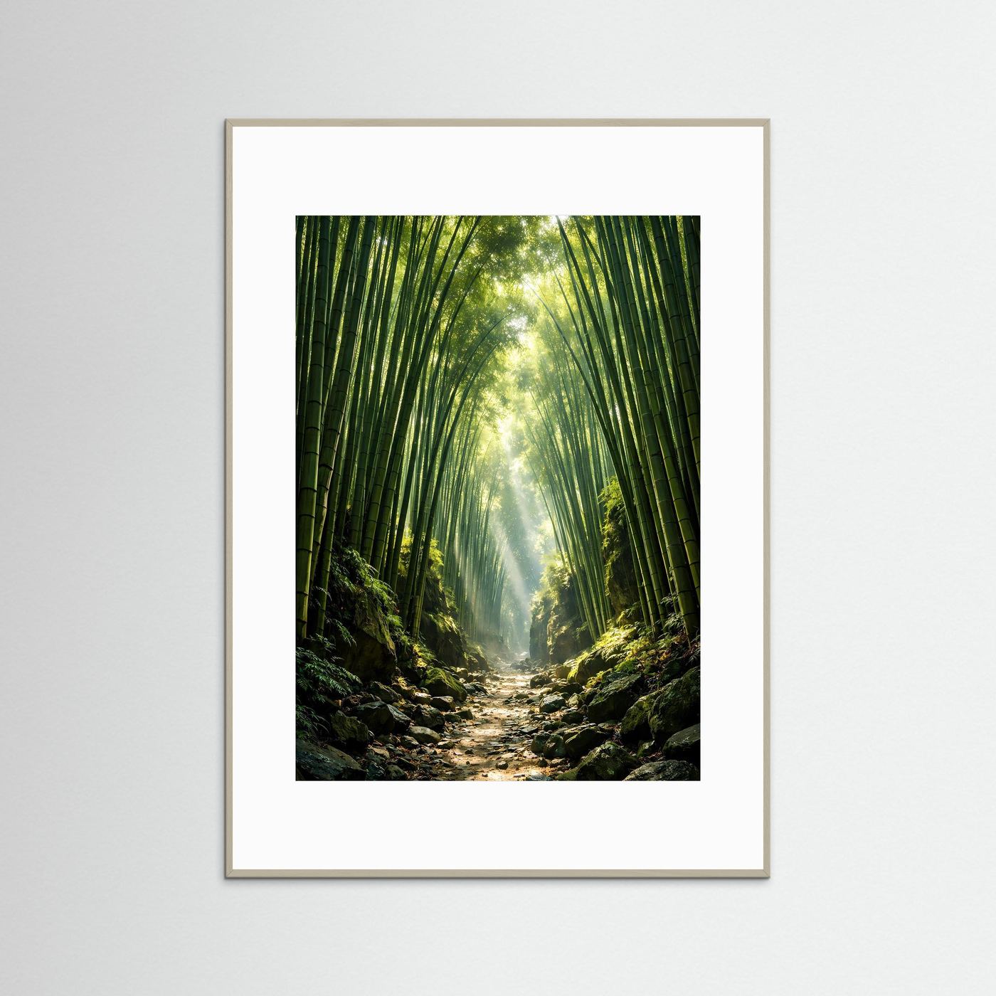 Poster im beigen Rahmen mit Bambuswald und Sonnenstrahlen, Hochformat